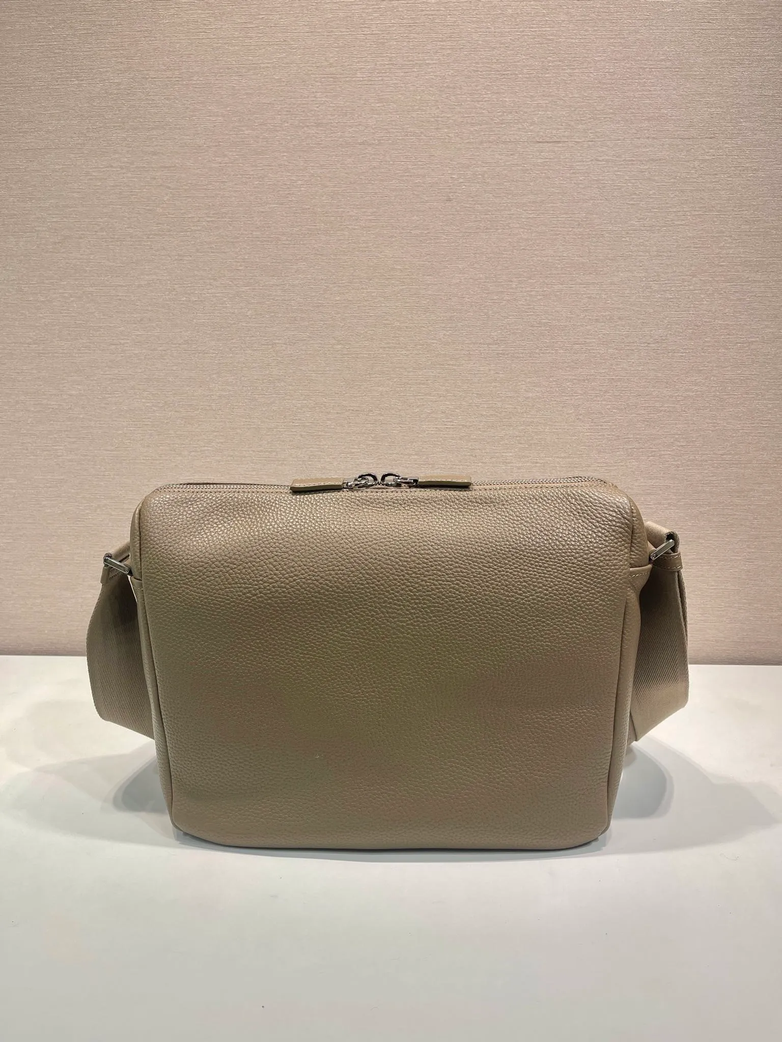 💰1660🎉New Messenger Bag🎉🎉😉 2VH182 Small New Color🎉🎉 This modern and practical leather handbag features a soft silhouette with stylish details. This braided strap complements a versatile, sporty style. Zipper closure, internal zipper pocket, regenerated nylon logo printed lining, the upper body effect is very fashionable and spacious, handsome guys, hurry up and get it🎉🎉 Length 31.5x Height 25x Bottom 14cm👏👏👏🎉🎉🎉