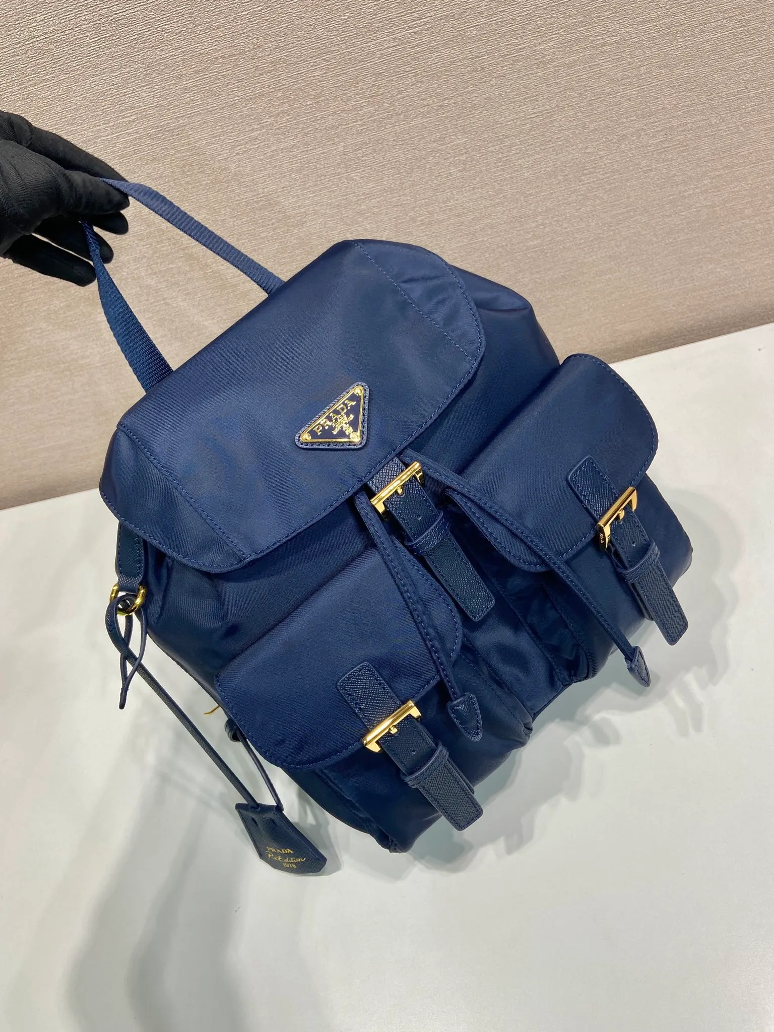 💰1020🎉Gold buckle classic backpack🎉1BZ677 gold hardware🎉🎉 This practical and innovative backpack is made of imported nylon fabric, adjustable shoulder straps and woven handles, removable Re-Edition leather key ring, front buckle flap pocket, enameled metal triangle logo on the flap, drawstring closure, logo-printed Re-Nylon lining with two interior pockets, one of which is zippered and has a large room. Classic and practical, it is a popular style that will never go out of style🎉🎉 Length 23.5x Height 28x Bottom 12cm🎉🎉🎉👏👏👏