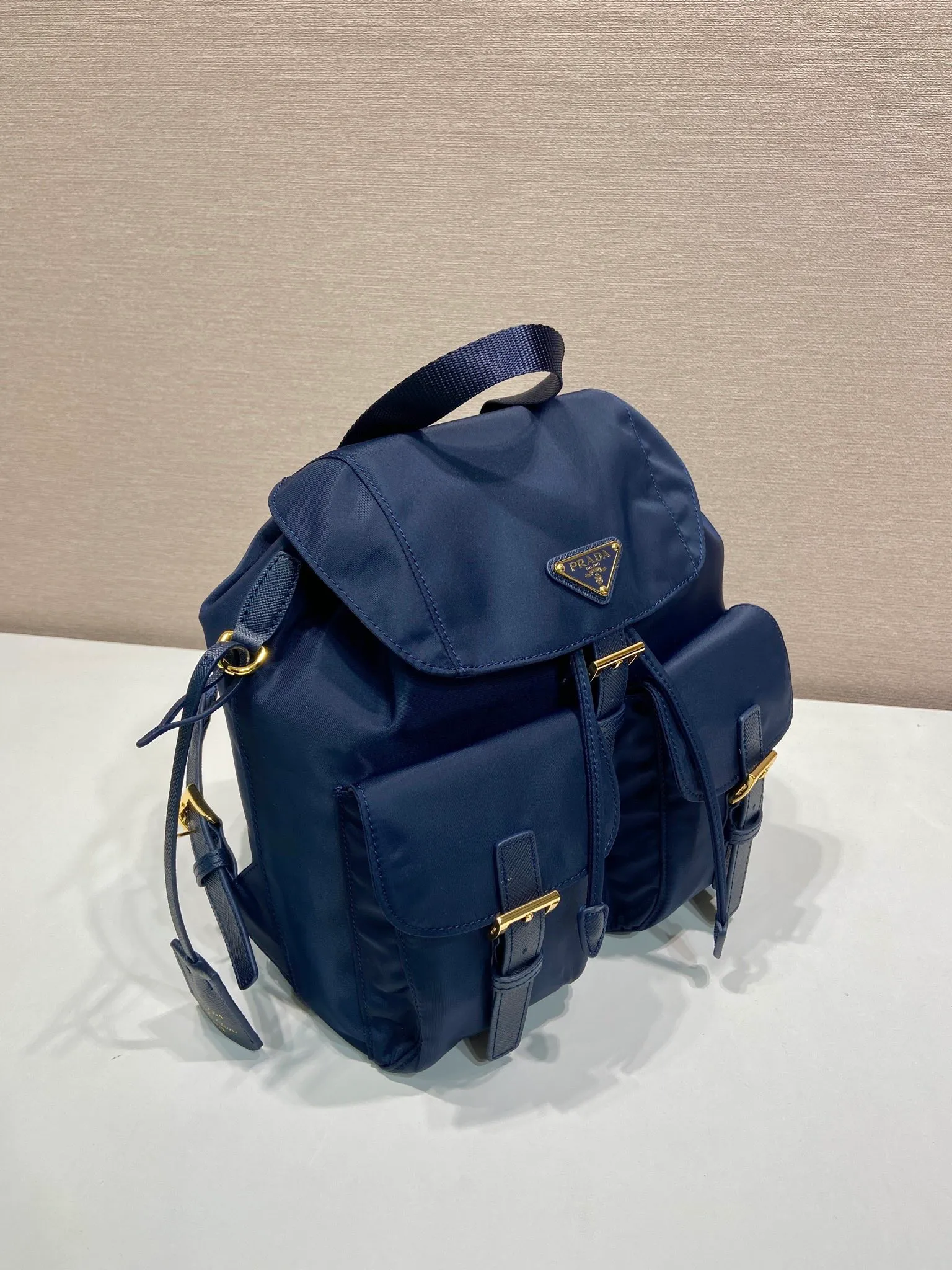 💰1020🎉Gold buckle classic backpack🎉1BZ677 gold hardware🎉🎉 This practical and innovative backpack is made of imported nylon fabric, adjustable shoulder straps and woven handles, removable Re-Edition leather key ring, front buckle flap pocket, enameled metal triangle logo on the flap, drawstring closure, logo-printed Re-Nylon lining with two interior pockets, one of which is zippered and has a large room. Classic and practical, it is a popular style that will never go out of style🎉🎉 Length 23.5x Height 28x Bottom 12cm🎉🎉🎉👏👏👏