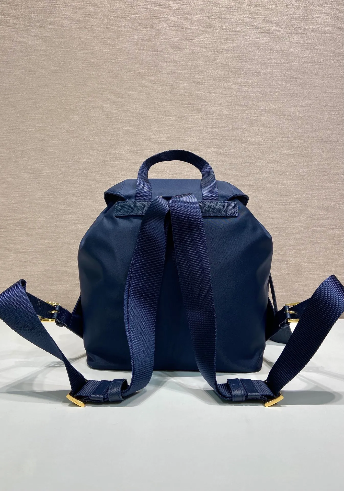 💰1020🎉Gold buckle classic backpack🎉1BZ677 gold hardware🎉🎉 This practical and innovative backpack is made of imported nylon fabric, adjustable shoulder straps and woven handles, removable Re-Edition leather key ring, front buckle flap pocket, enameled metal triangle logo on the flap, drawstring closure, logo-printed Re-Nylon lining with two interior pockets, one of which is zippered and has a large room. Classic and practical, it is a popular style that will never go out of style🎉🎉 Length 23.5x Height 28x Bottom 12cm🎉🎉🎉👏👏👏