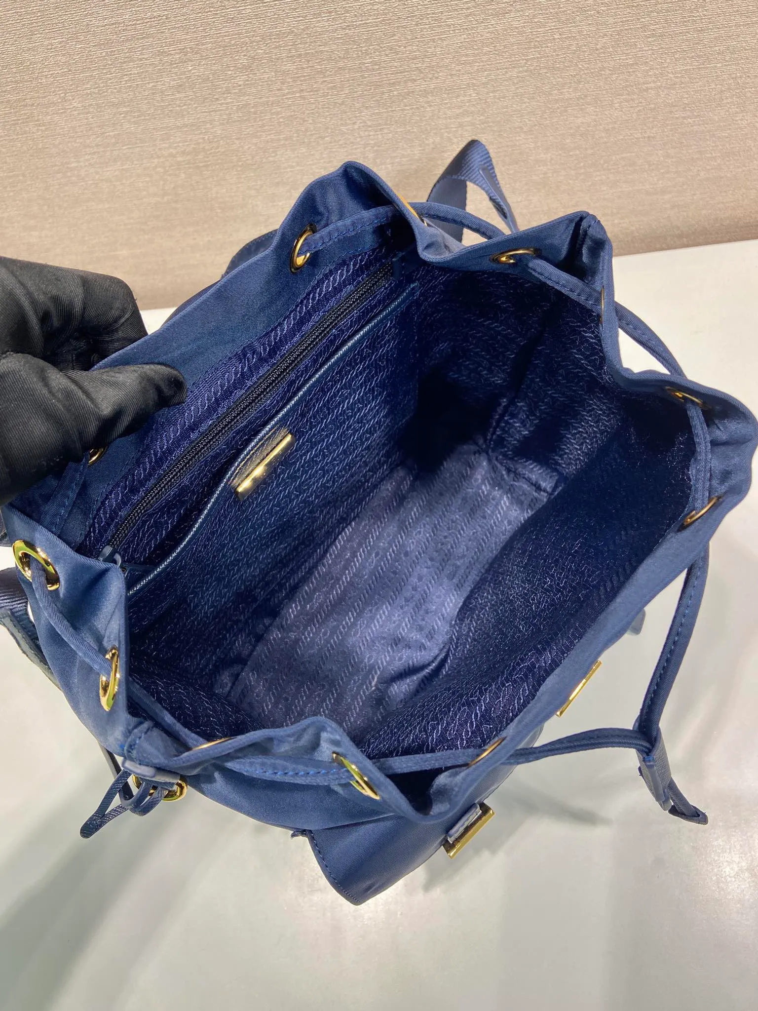 💰1020🎉Gold buckle classic backpack🎉1BZ677 gold hardware🎉🎉 This practical and innovative backpack is made of imported nylon fabric, adjustable shoulder straps and woven handles, removable Re-Edition leather key ring, front buckle flap pocket, enameled metal triangle logo on the flap, drawstring closure, logo-printed Re-Nylon lining with two interior pockets, one of which is zippered and has a large room. Classic and practical, it is a popular style that will never go out of style🎉🎉 Length 23.5x Height 28x Bottom 12cm🎉🎉🎉👏👏👏