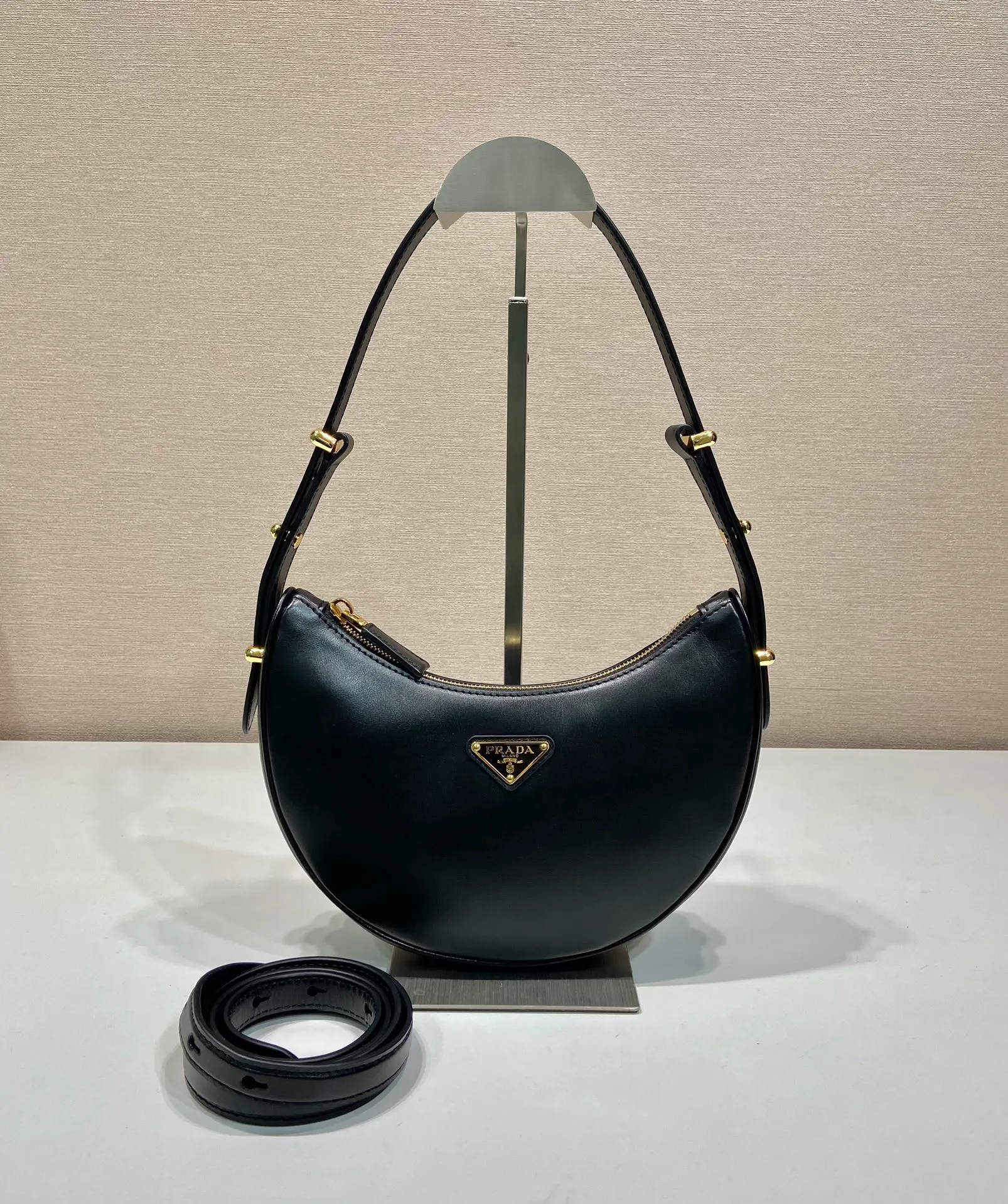 💰1700🎉Moon Handbag🎉1BC194 Double Shoulder Strap🎉🎉 This simple Moon handbag uses cowhide to bring out the modern and versatile charm. The curved body design is equipped with 2 long/short adjustable shoulder straps, making it easy to change the shape at will. It is equipped with imported lambskin inside, and the metal accessories add to the bright style. The upper body effect is very cool/fashionable. It is another popular style that will never go out of style🎉Babies, hurry up and get it. Length 22.5x Height 18.5x Bottom 6.5cm