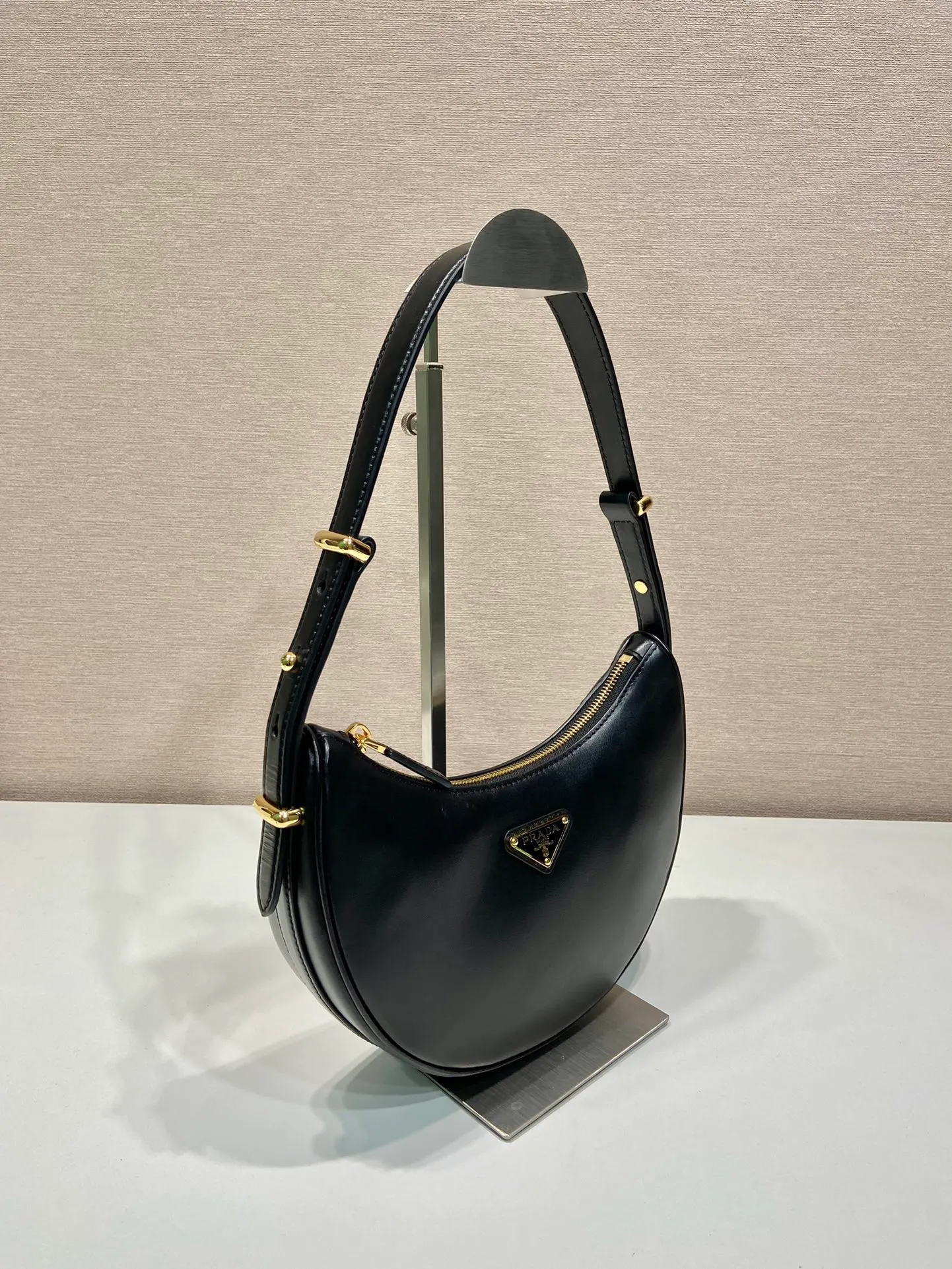💰1700🎉Moon Handbag🎉1BC194 Double Shoulder Strap🎉🎉 This simple Moon handbag uses cowhide to bring out the modern and versatile charm. The curved body design is equipped with 2 long/short adjustable shoulder straps, making it easy to change the shape at will. It is equipped with imported lambskin inside, and the metal accessories add to the bright style. The upper body effect is very cool/fashionable. It is another popular style that will never go out of style🎉Babies, hurry up and get it. Length 22.5x Height 18.5x Bottom 6.5cm