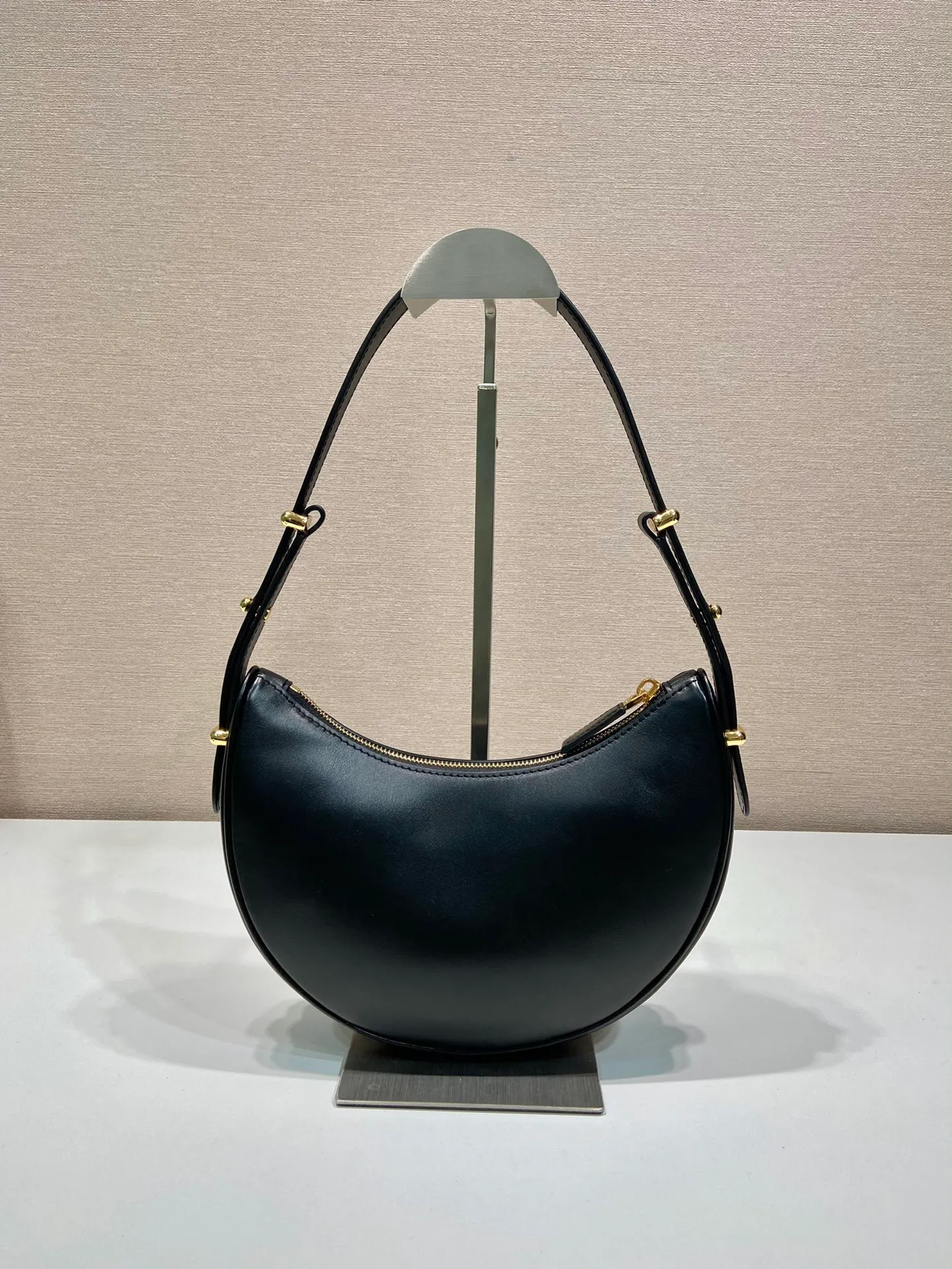 💰1700🎉Moon Handbag🎉1BC194 Double Shoulder Strap🎉🎉 This simple Moon handbag uses cowhide to bring out the modern and versatile charm. The curved body design is equipped with 2 long/short adjustable shoulder straps, making it easy to change the shape at will. It is equipped with imported lambskin inside, and the metal accessories add to the bright style. The upper body effect is very cool/fashionable. It is another popular style that will never go out of style🎉Babies, hurry up and get it. Length 22.5x Height 18.5x Bottom 6.5cm