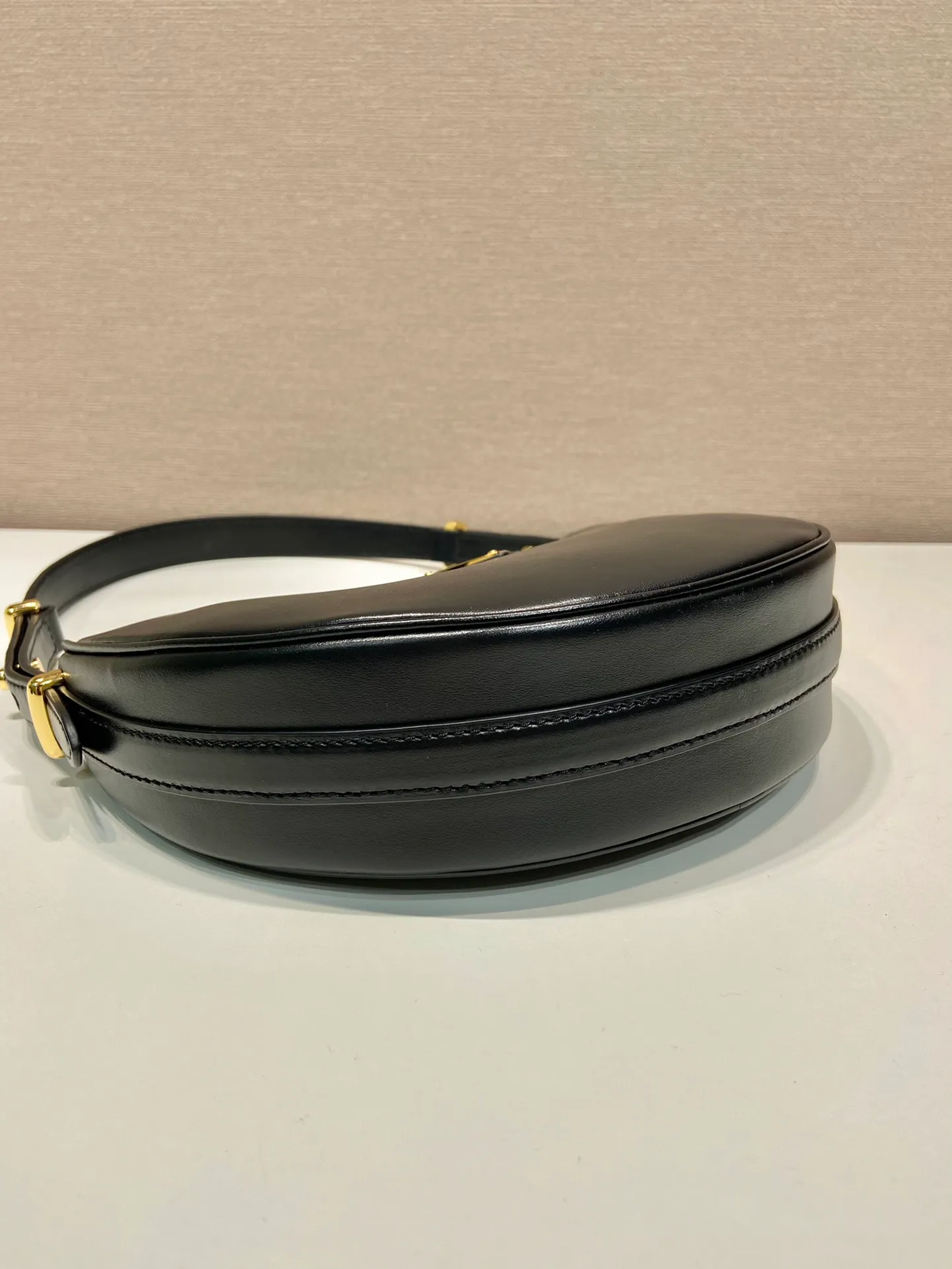 💰1700🎉Moon Handbag🎉1BC194 Double Shoulder Strap🎉🎉 This simple Moon handbag uses cowhide to bring out the modern and versatile charm. The curved body design is equipped with 2 long/short adjustable shoulder straps, making it easy to change the shape at will. It is equipped with imported lambskin inside, and the metal accessories add to the bright style. The upper body effect is very cool/fashionable. It is another popular style that will never go out of style🎉Babies, hurry up and get it. Length 22.5x Height 18.5x Bottom 6.5cm