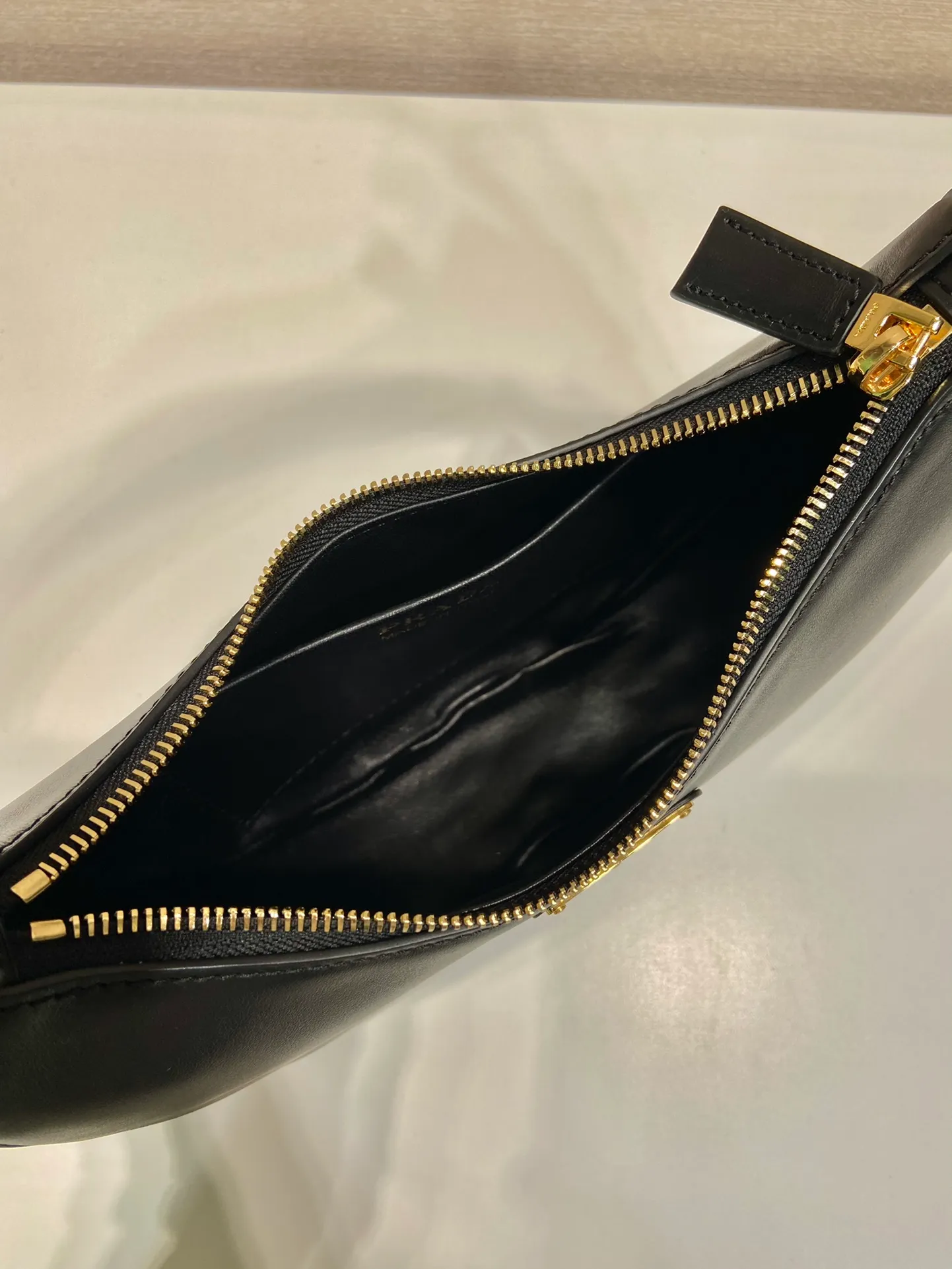 💰1700🎉Moon Handbag🎉1BC194 Double Shoulder Strap🎉🎉 This simple Moon handbag uses cowhide to bring out the modern and versatile charm. The curved body design is equipped with 2 long/short adjustable shoulder straps, making it easy to change the shape at will. It is equipped with imported lambskin inside, and the metal accessories add to the bright style. The upper body effect is very cool/fashionable. It is another popular style that will never go out of style🎉Babies, hurry up and get it. Length 22.5x Height 18.5x Bottom 6.5cm
