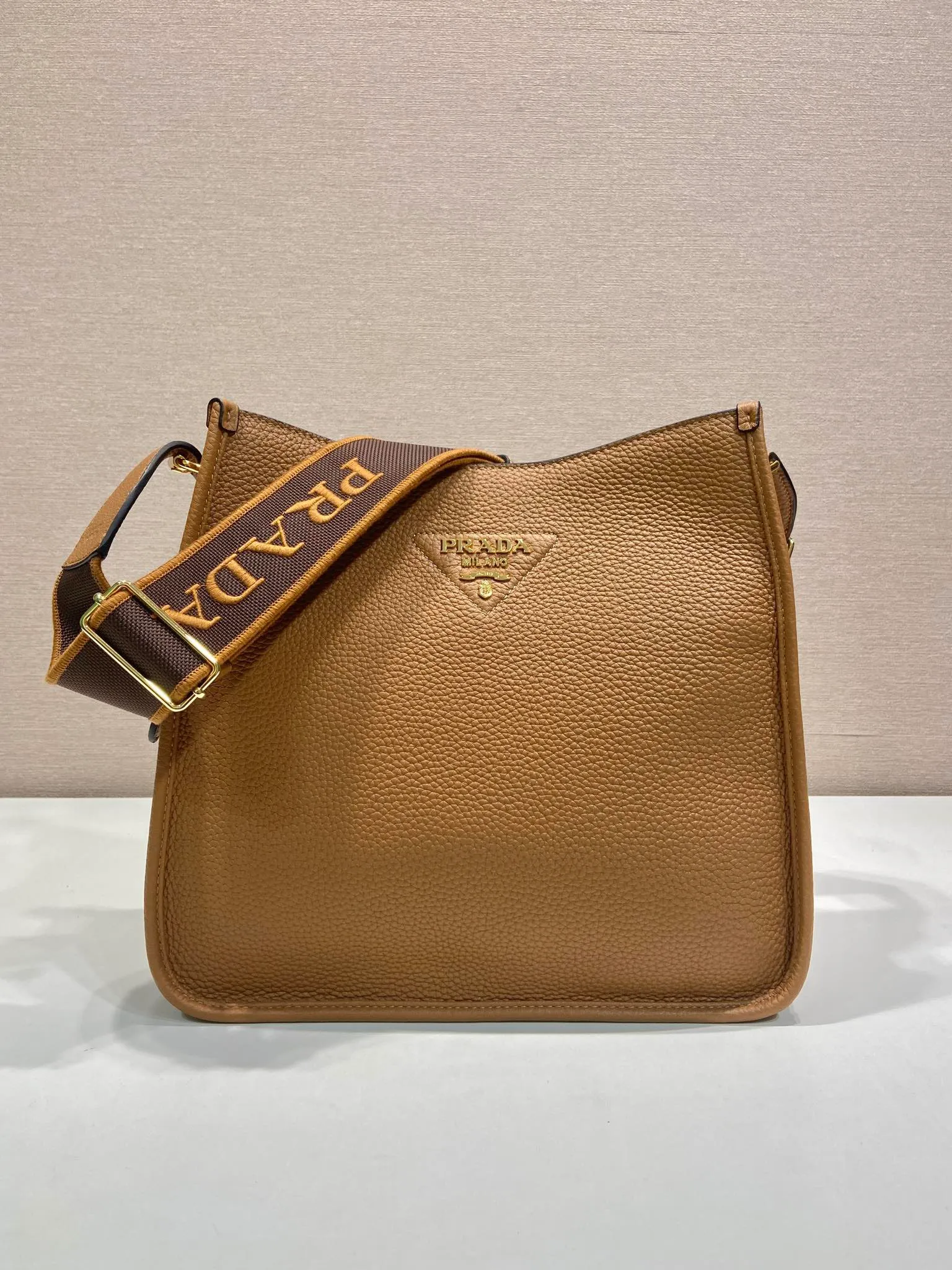 💰1800👏New fabric cross-body bag👏1BC073 large tote bag This leather mini shoulder bag has a simple design. A metallic triangle logo on the front adds signature tone. Equipped with detachable/adjustable logo printed webbing, the upper body effect is very beautiful😘😘highlighting its modern style. High fashion is the main fashion for daily matching. Hurry up and get it, it’s so beautiful👏👏 Length 30xH 28xH 12cm👏👏👏😘😘😘