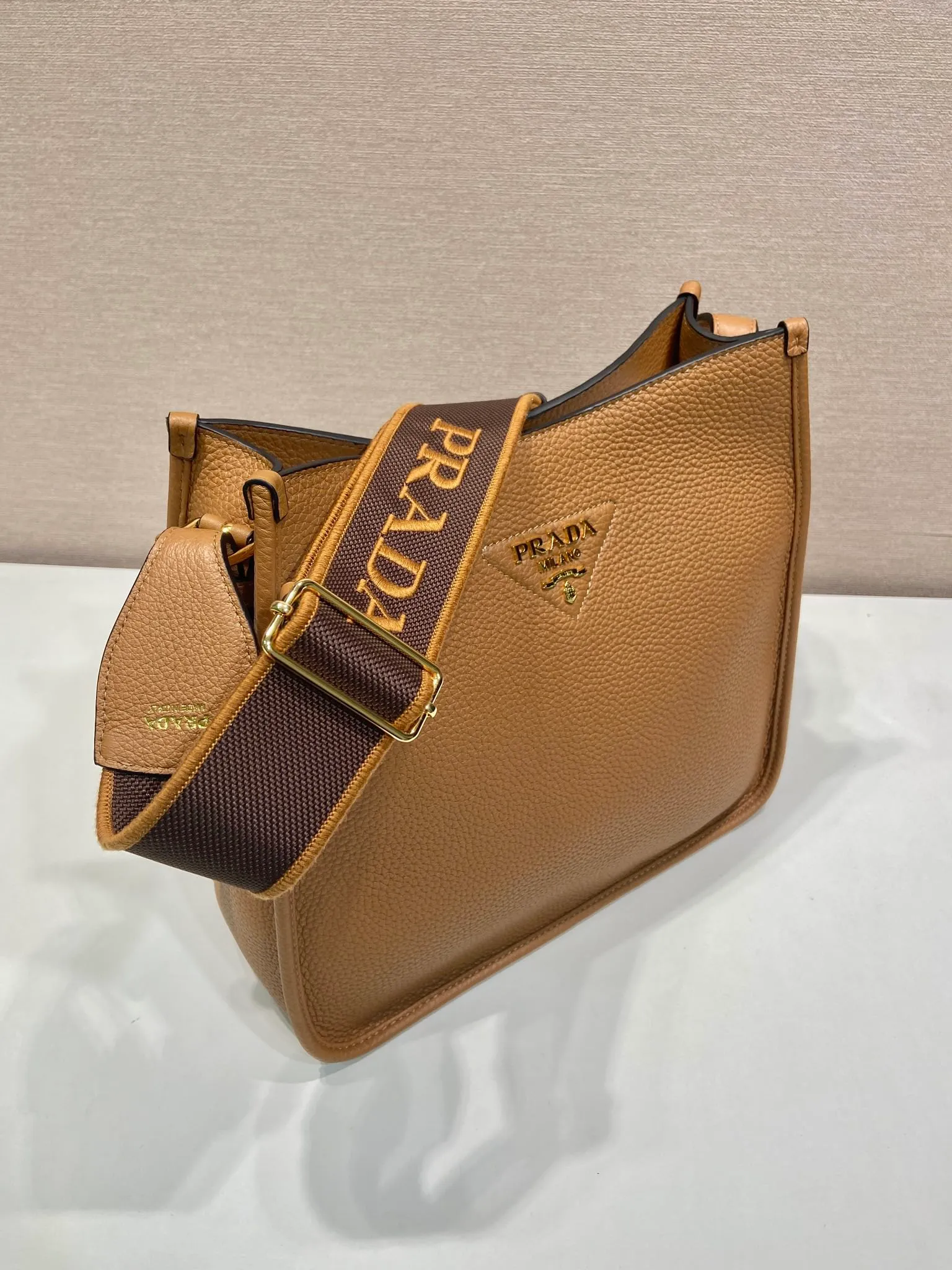 💰1800👏New fabric cross-body bag👏1BC073 large tote bag This leather mini shoulder bag has a simple design. A metallic triangle logo on the front adds signature tone. Equipped with detachable/adjustable logo printed webbing, the upper body effect is very beautiful😘😘highlighting its modern style. High fashion is the main fashion for daily matching. Hurry up and get it, it’s so beautiful👏👏 Length 30xH 28xH 12cm👏👏👏😘😘😘