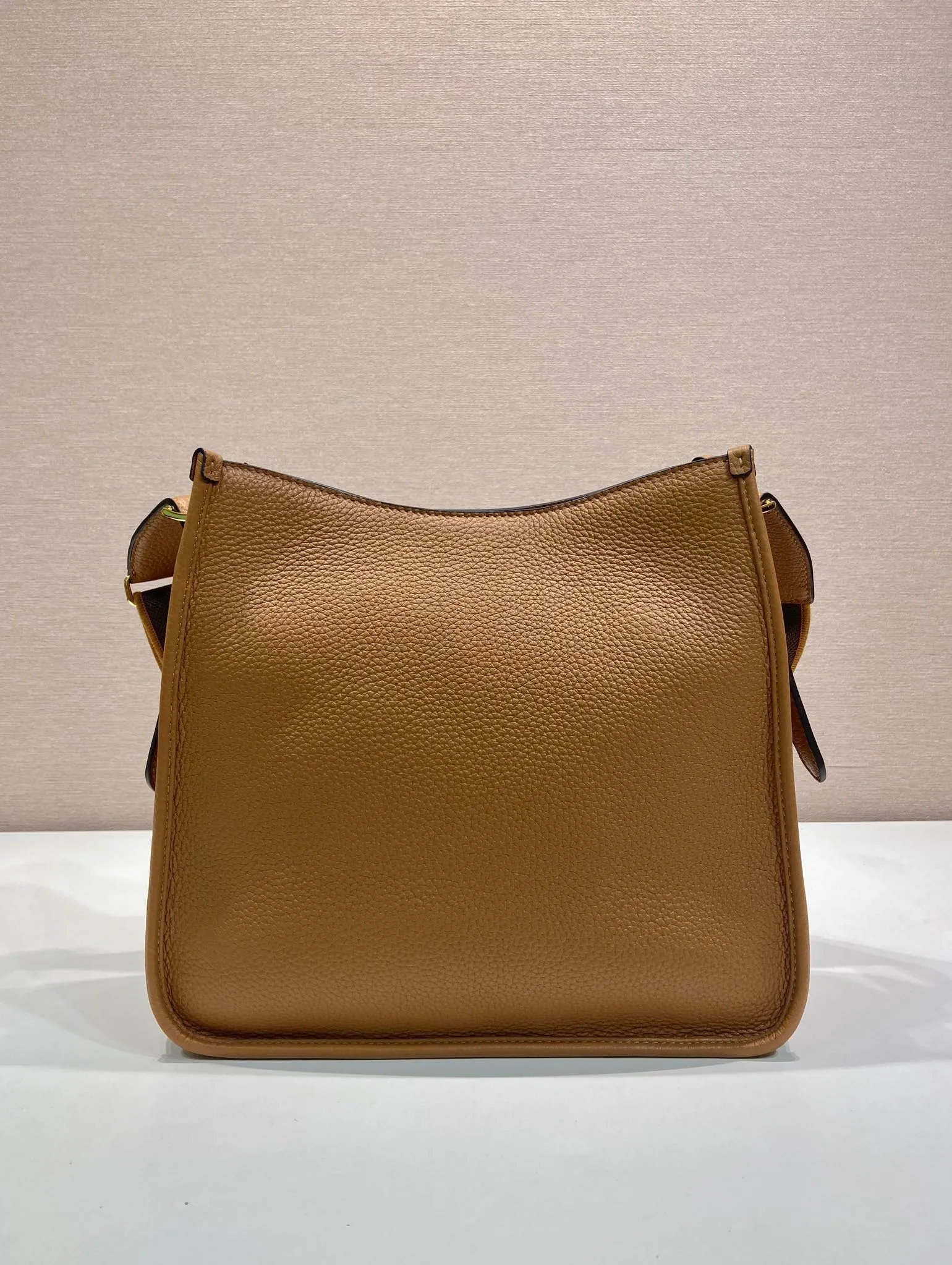 💰1800👏New fabric cross-body bag👏1BC073 large tote bag This leather mini shoulder bag has a simple design. A metallic triangle logo on the front adds signature tone. Equipped with detachable/adjustable logo printed webbing, the upper body effect is very beautiful😘😘highlighting its modern style. High fashion is the main fashion for daily matching. Hurry up and get it, it’s so beautiful👏👏 Length 30xH 28xH 12cm👏👏👏😘😘😘