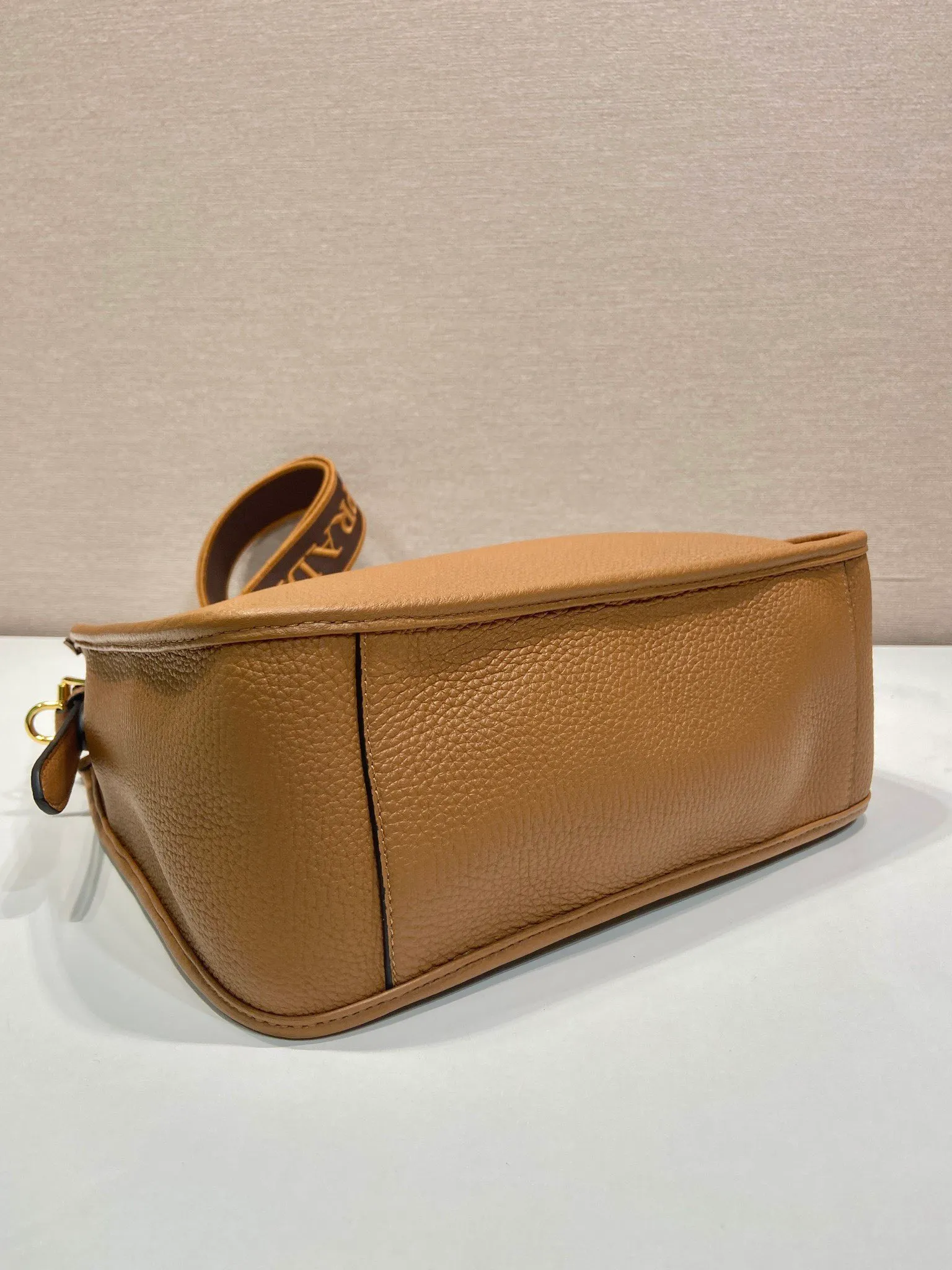 💰1800👏New fabric cross-body bag👏1BC073 large tote bag This leather mini shoulder bag has a simple design. A metallic triangle logo on the front adds signature tone. Equipped with detachable/adjustable logo printed webbing, the upper body effect is very beautiful😘😘highlighting its modern style. High fashion is the main fashion for daily matching. Hurry up and get it, it’s so beautiful👏👏 Length 30xH 28xH 12cm👏👏👏😘😘😘