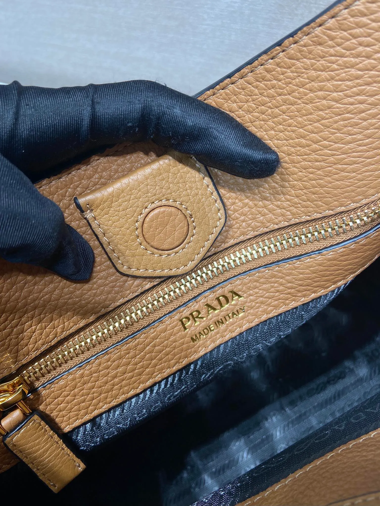 💰1800👏New fabric cross-body bag👏1BC073 large tote bag This leather mini shoulder bag has a simple design. A metallic triangle logo on the front adds signature tone. Equipped with detachable/adjustable logo printed webbing, the upper body effect is very beautiful😘😘highlighting its modern style. High fashion is the main fashion for daily matching. Hurry up and get it, it’s so beautiful👏👏 Length 30xH 28xH 12cm👏👏👏😘😘😘