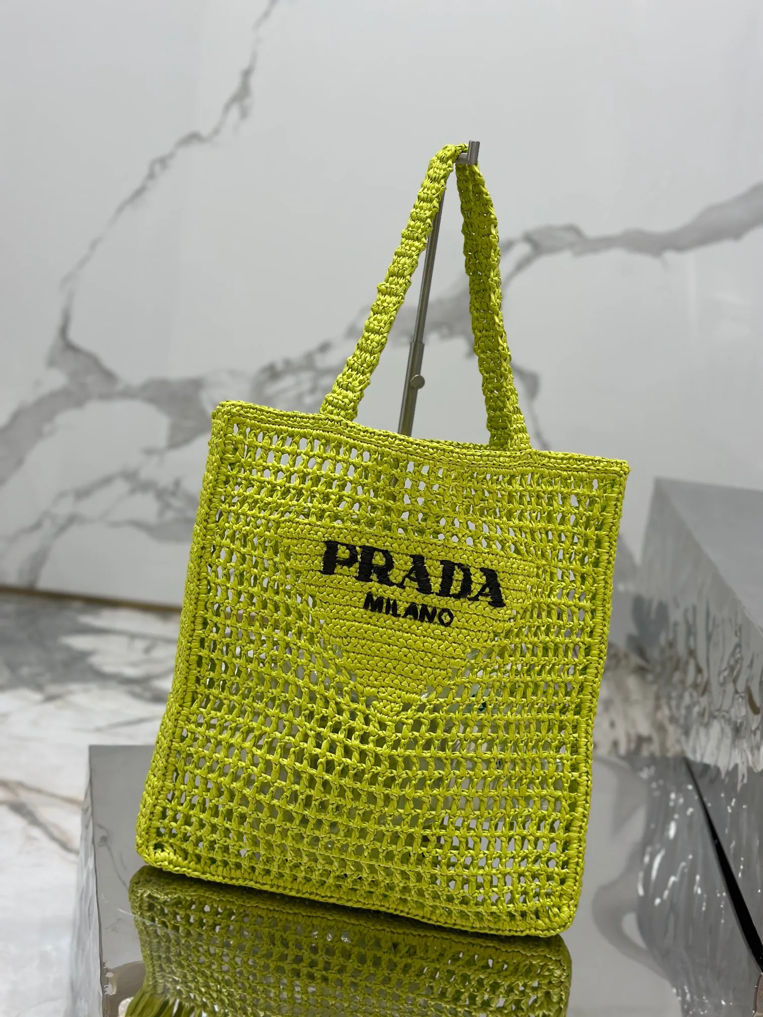 💰1160🌟Raffia woven tote bag This soft deconstructed tote bag is made of raffia fiber material. The light and natural material expresses the summer mood. The iconic house triangle logo is reinterpreted and decorates the front of the bag, with an embroidered lettering logo in the center to evoke the brand's style. Dimensions: length 36x height 38x bottom 3cm Style number: 1BG393