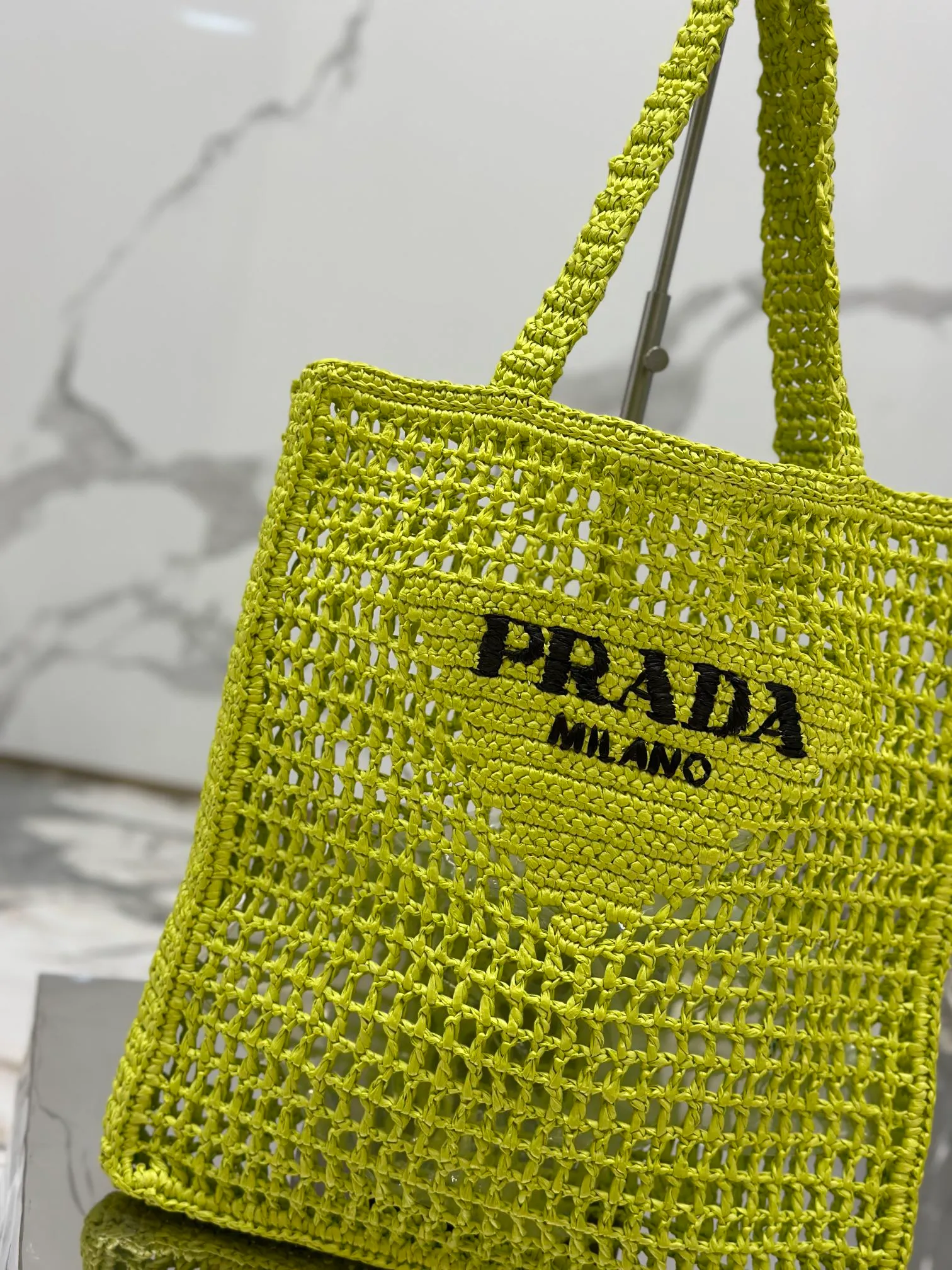 💰1160🌟Raffia woven tote bag This soft deconstructed tote bag is made of raffia fiber material. The light and natural material expresses the summer mood. The iconic house triangle logo is reinterpreted and decorates the front of the bag, with an embroidered lettering logo in the center to evoke the brand's style. Dimensions: length 36x height 38x bottom 3cm Style number: 1BG393
