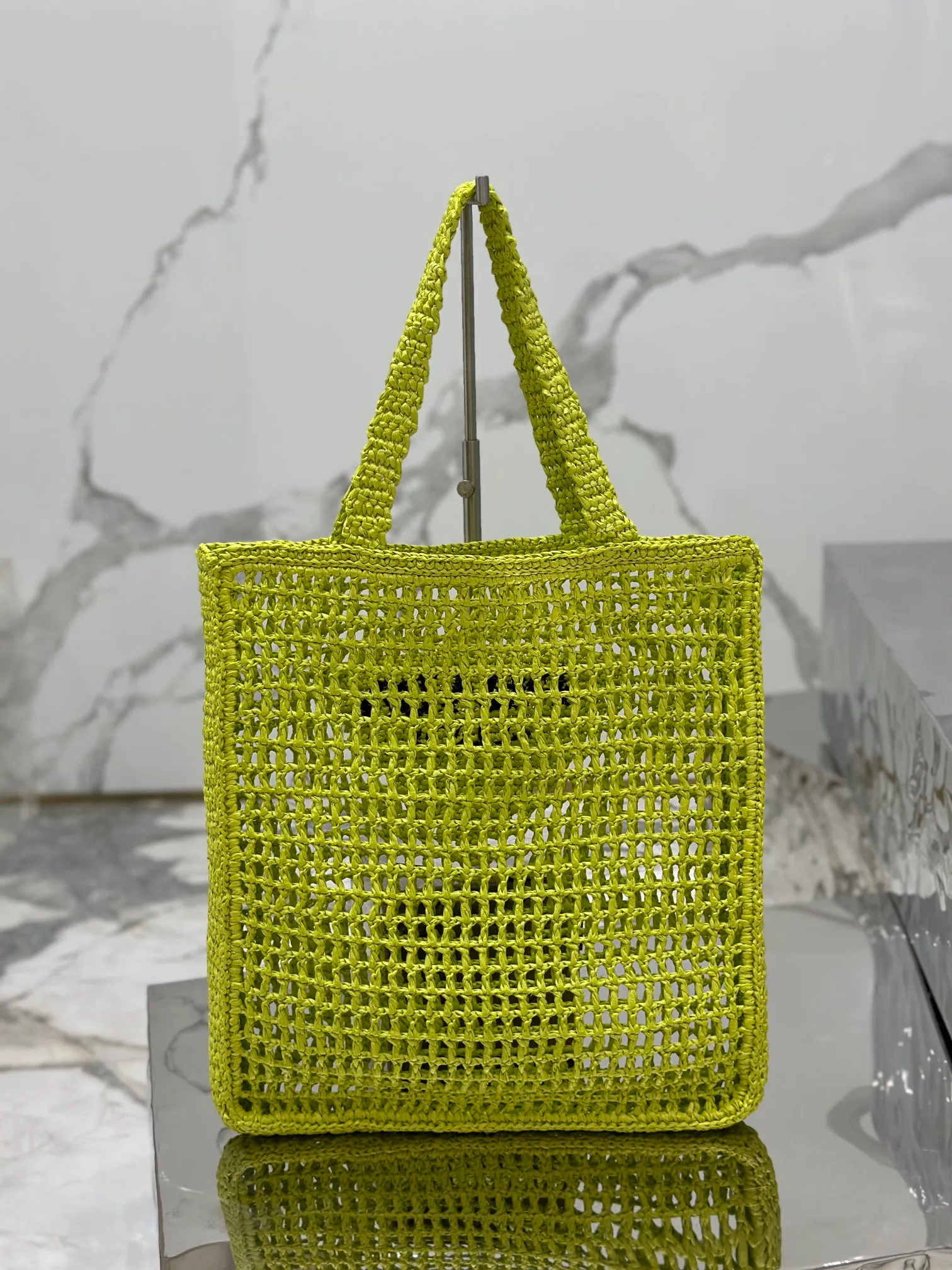 💰1160🌟Raffia woven tote bag This soft deconstructed tote bag is made of raffia fiber material. The light and natural material expresses the summer mood. The iconic house triangle logo is reinterpreted and decorates the front of the bag, with an embroidered lettering logo in the center to evoke the brand's style. Dimensions: length 36x height 38x bottom 3cm Style number: 1BG393