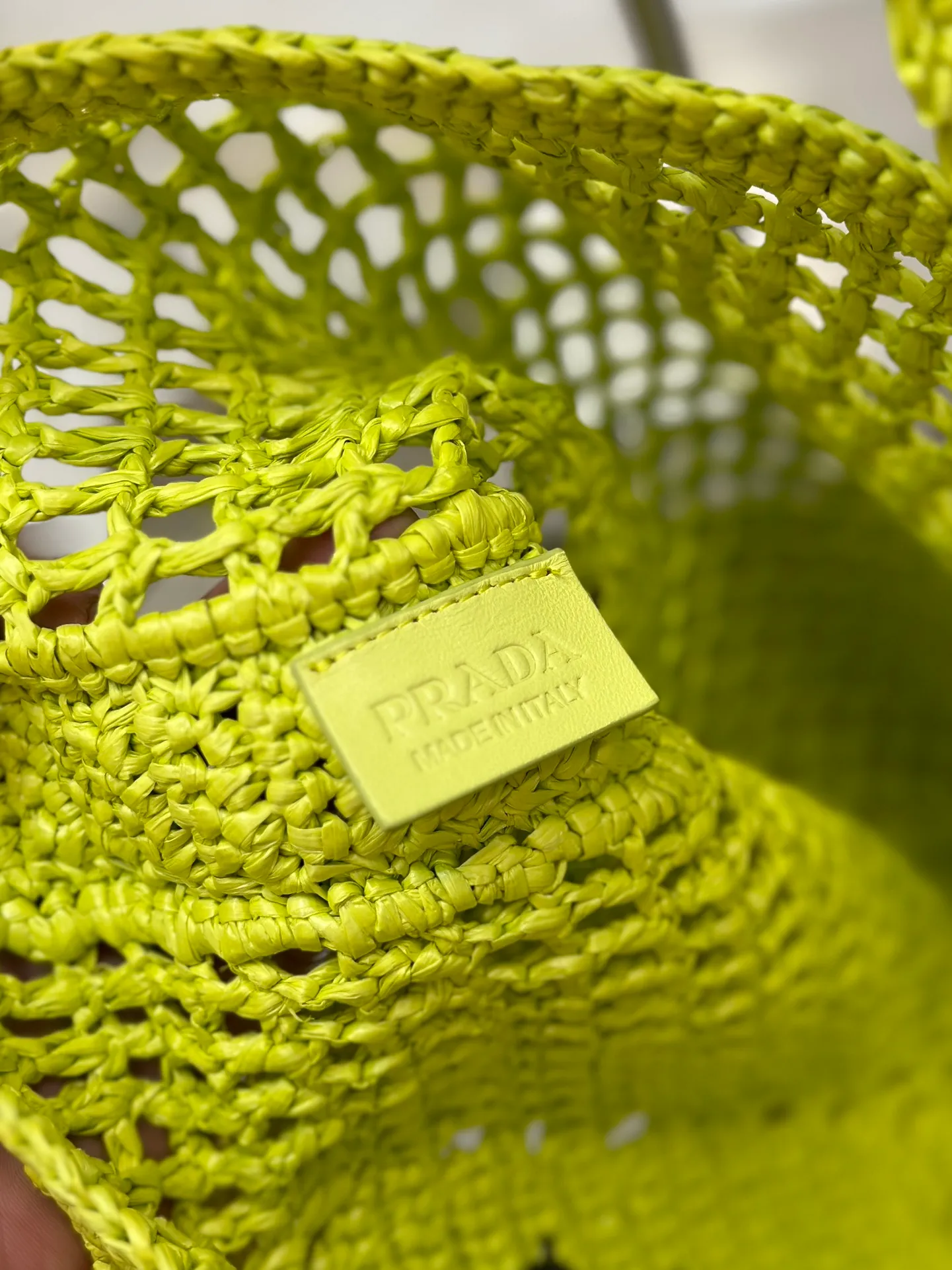 💰1160🌟Raffia woven tote bag This soft deconstructed tote bag is made of raffia fiber material. The light and natural material expresses the summer mood. The iconic house triangle logo is reinterpreted and decorates the front of the bag, with an embroidered lettering logo in the center to evoke the brand's style. Dimensions: length 36x height 38x bottom 3cm Style number: 1BG393