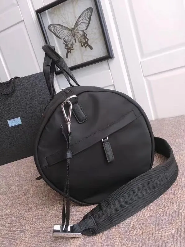 p900¥🔆New travel bag🔆2VC015🤙🤙Made of imported parachute fabric👏🏻👏🏻, top-grade hardware🤙🤙This unique travel bag is full of modern design, with curved sides and two zippered outer pockets, and the body of the bag is decorated with the iconic triangular metal logo. Lightweight and practical, a must-have for travel👏🏻👏🏻Length 50x Height 25x Bottom 25cm🤙🤙🤙