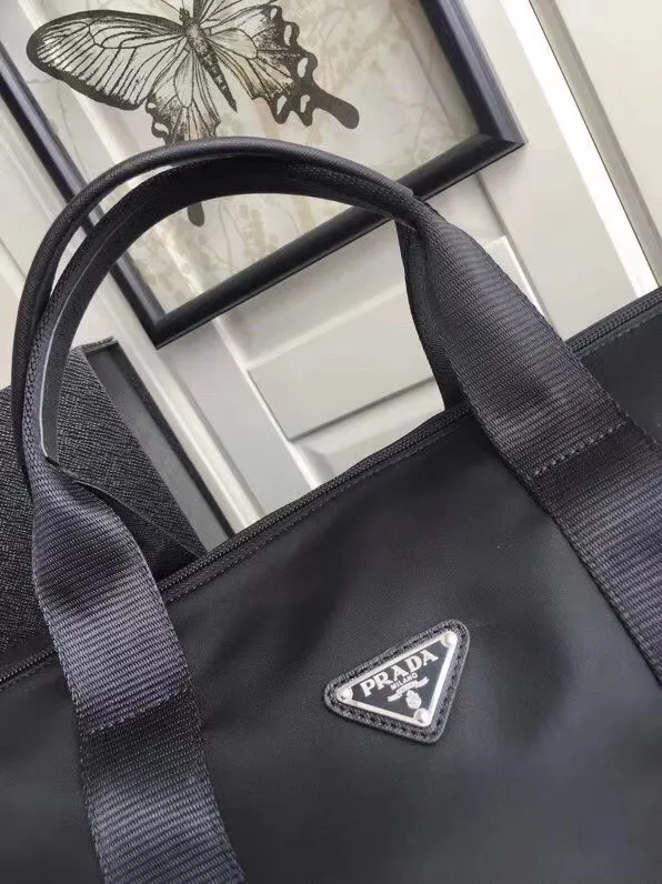 p900¥🔆New travel bag🔆2VC015🤙🤙Made of imported parachute fabric👏🏻👏🏻, top-grade hardware🤙🤙This unique travel bag is full of modern design, with curved sides and two zippered outer pockets, and the body of the bag is decorated with the iconic triangular metal logo. Lightweight and practical, a must-have for travel👏🏻👏🏻Length 50x Height 25x Bottom 25cm🤙🤙🤙