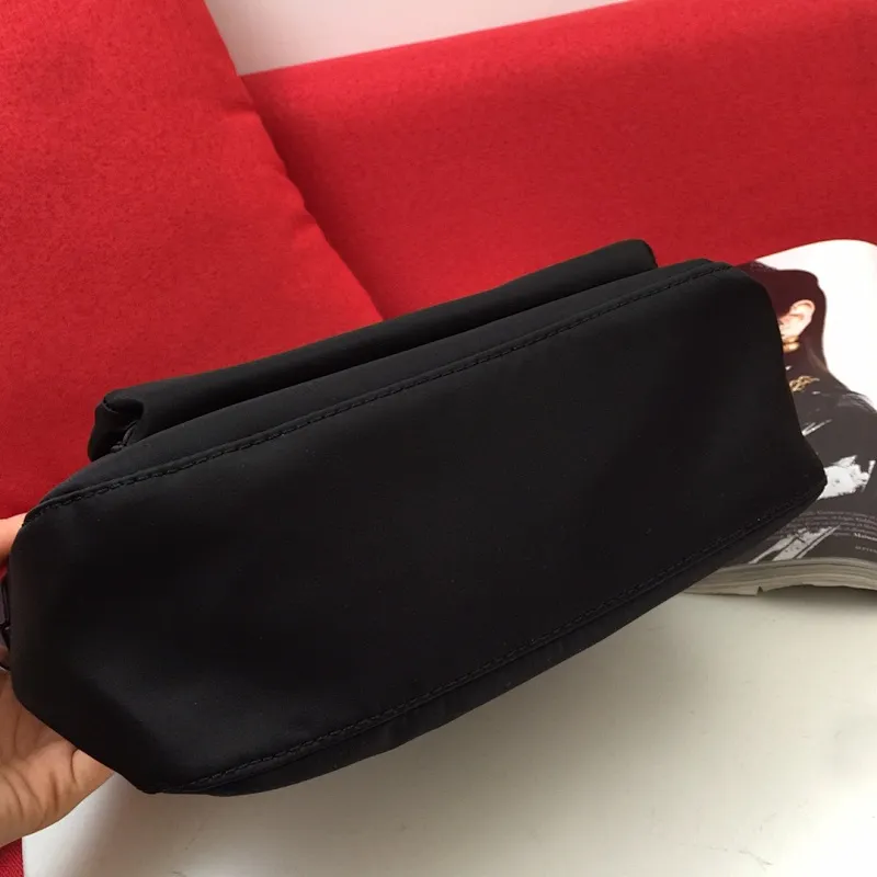 All categories Official website "Brand Women's Bags" Women's Bags 💙 PRADA replica PRADA, fine imitation PRADA bags, PRADA shoulder bags, 2023 official latest version PRADA crossbody bag, bag factory, original material, size: 26-22-9CM