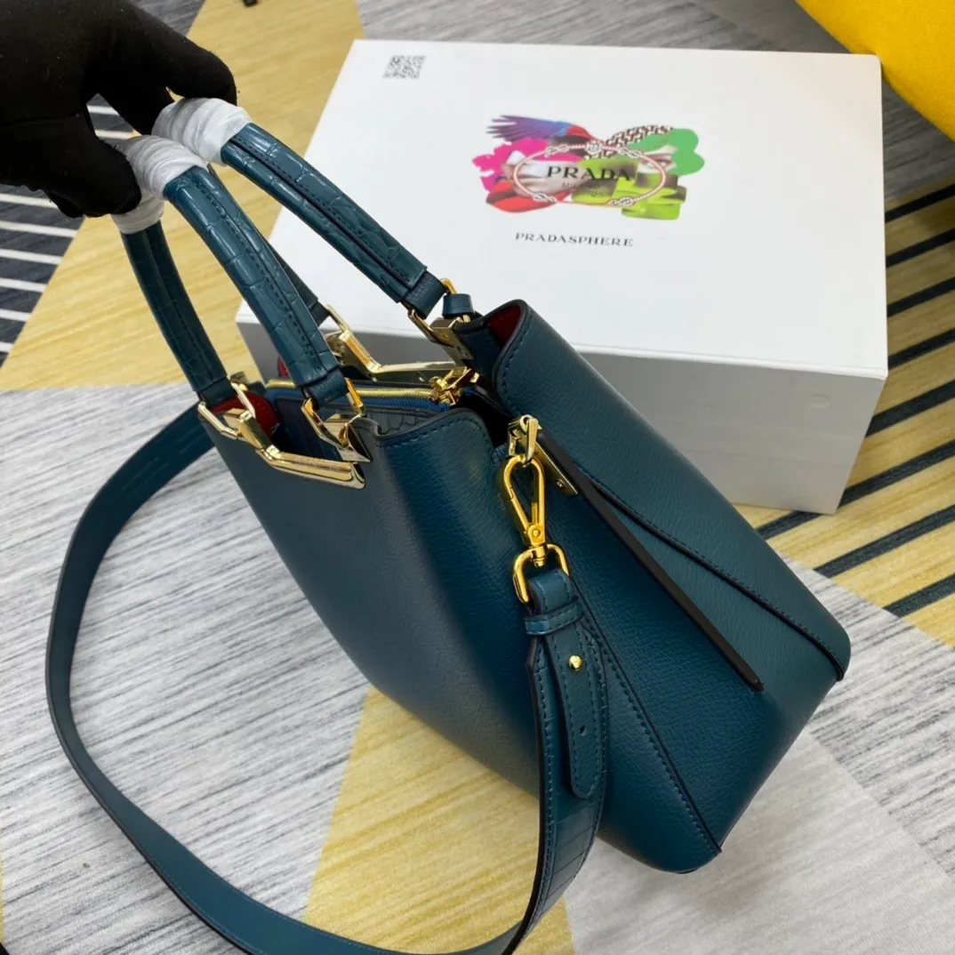 All categories Official website "Brand Women's Bags" Women's Bags 💙 PRADA 2022 official new Prada imported calfskin crossbody bag wholesale 58002500 High quality Size: 30-22-14CM