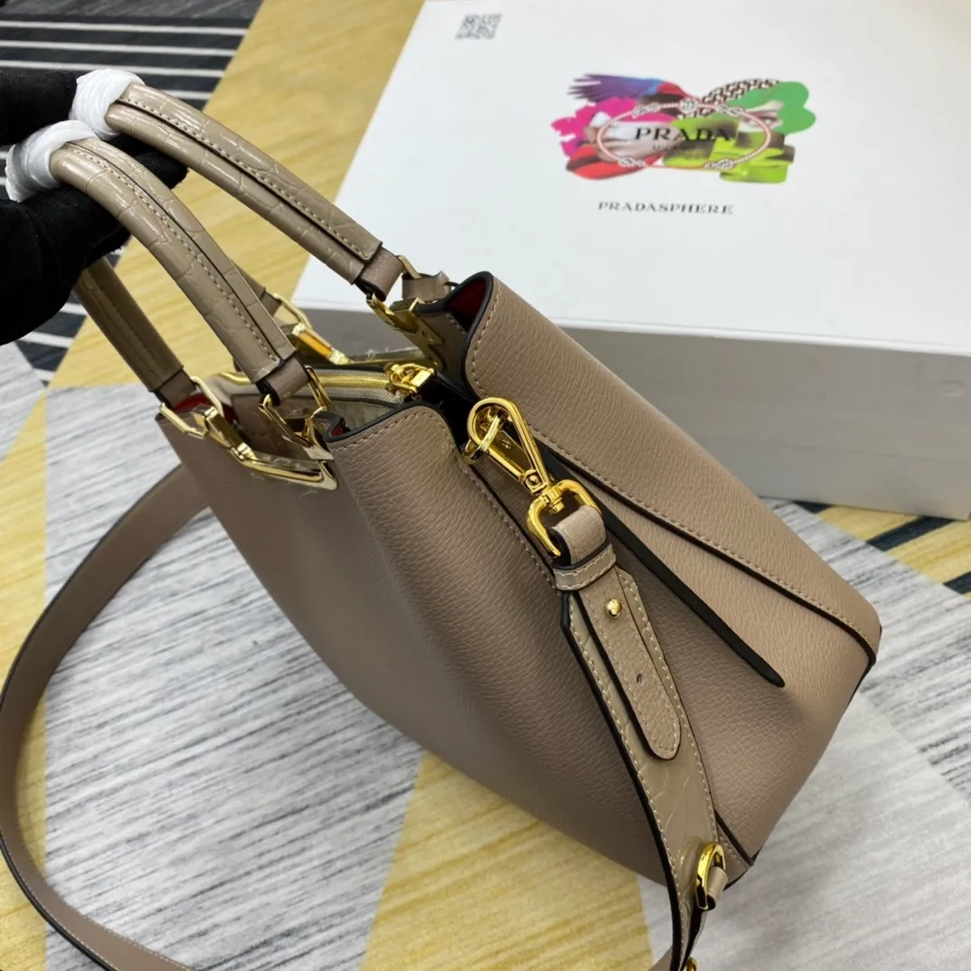 All categories Official website "Brand Women's Bags" Women's Bags 💙 PRADA 2022 official new Prada imported calfskin crossbody bag wholesale 58002500 High quality Size: 30-22-14CM