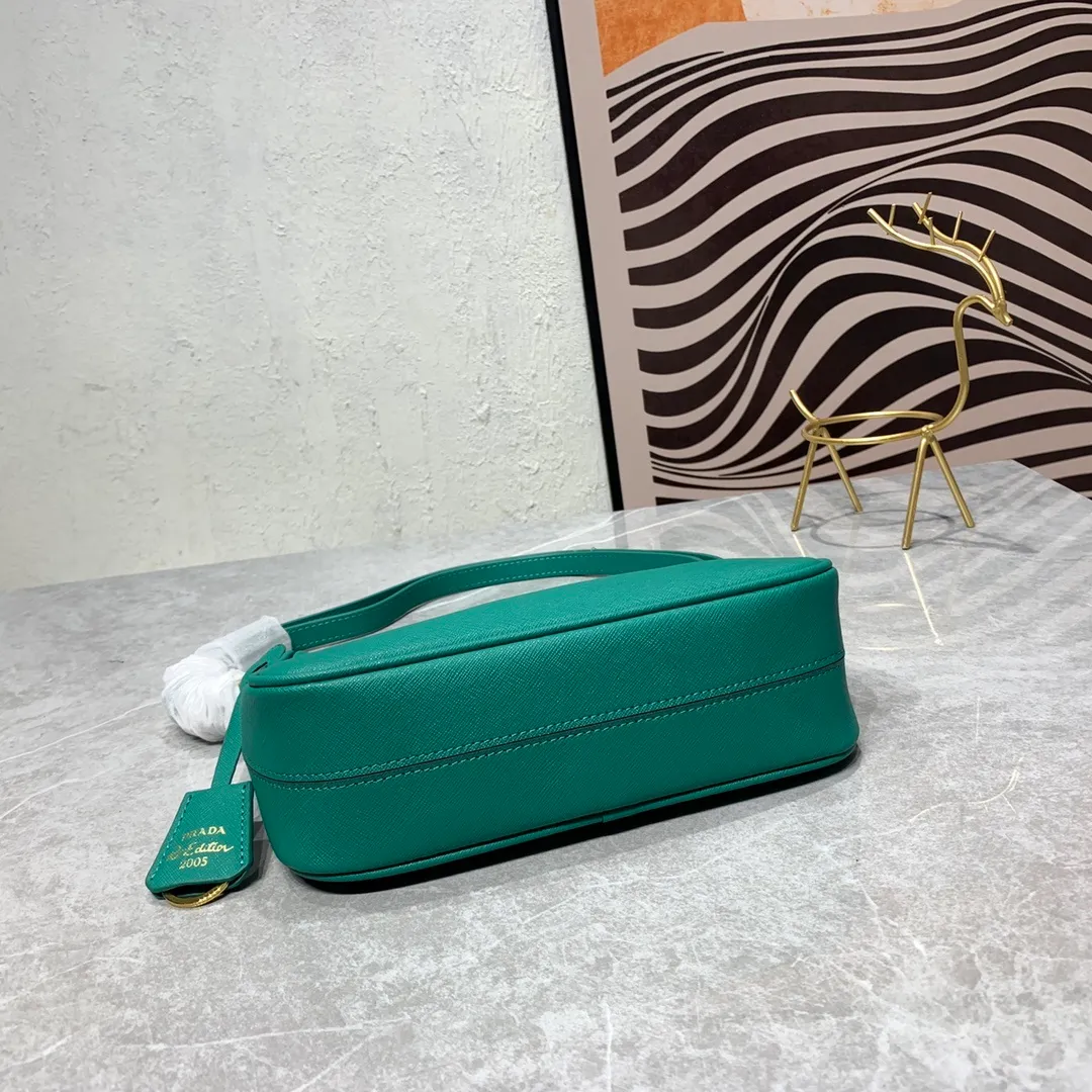 All Categories Official Website "Brand Women's Bags" Women's Bags 💙 PRADA Prada 2022 counter latest hobo women's full leather armpit bag 1BH307 is made of cross-grain cowhide imported from Italy, triangle brand metal hardware, equipped with a small tag keychain, 80 cm adjustable shoulder strap, single shoulder + crossbody + handheld multi-functional carrying method, cloth lining, 175 OEM code. size: