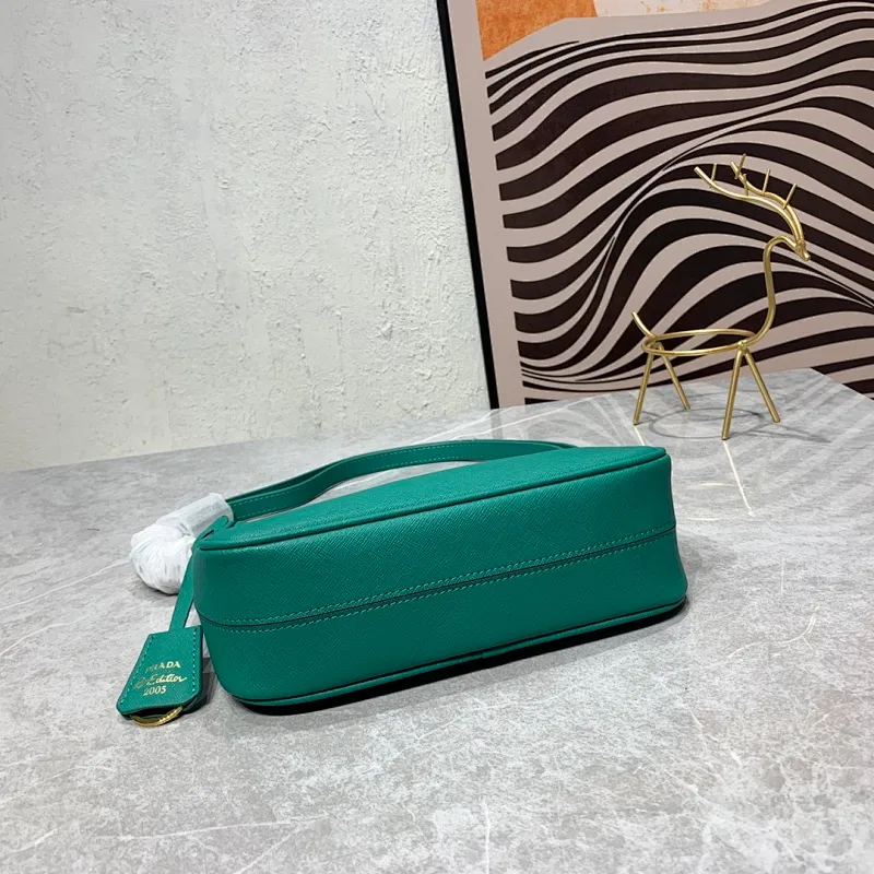 All Categories Official Website "Brand Women's Bags" Women's Bags 💙 PRADA Prada 2022 counter latest hobo women's full leather armpit bag 1BH307 is made of cross-grain cowhide imported from Italy, triangle brand metal hardware, equipped with a small tag keychain, 80 cm adjustable shoulder strap, single shoulder + crossbody + handheld multi-functional carrying method, cloth lining, 175 OEM code. size:
