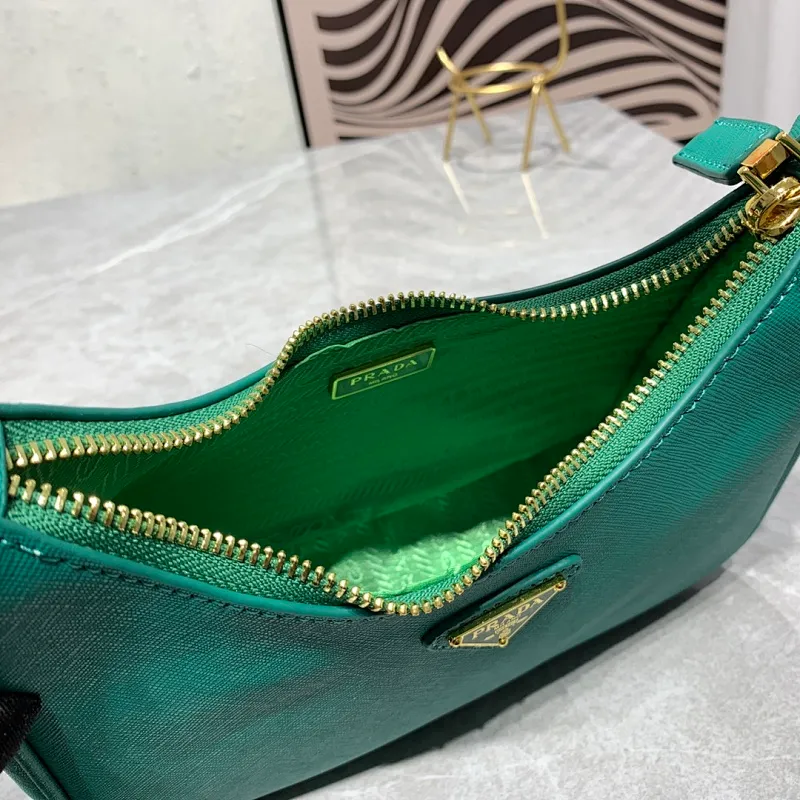 All Categories Official Website "Brand Women's Bags" Women's Bags 💙 PRADA Prada 2022 counter latest hobo women's full leather armpit bag 1BH307 is made of cross-grain cowhide imported from Italy, triangle brand metal hardware, equipped with a small tag keychain, 80 cm adjustable shoulder strap, single shoulder + crossbody + handheld multi-functional carrying method, cloth lining, 175 OEM code. size: