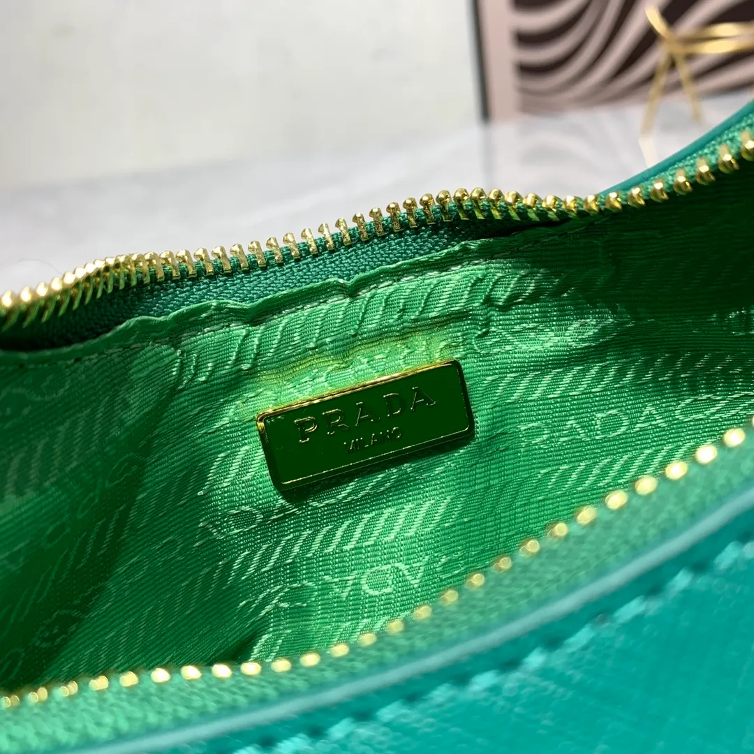 All Categories Official Website "Brand Women's Bags" Women's Bags 💙 PRADA Prada 2022 counter latest hobo women's full leather armpit bag 1BH307 is made of cross-grain cowhide imported from Italy, triangle brand metal hardware, equipped with a small tag keychain, 80 cm adjustable shoulder strap, single shoulder + crossbody + handheld multi-functional carrying method, cloth lining, 175 OEM code. size: