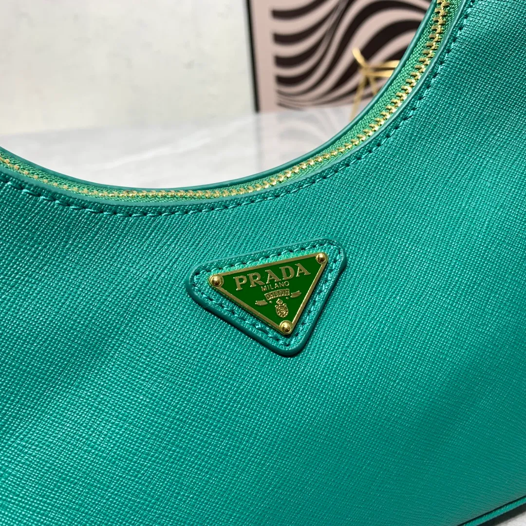 All Categories Official Website "Brand Women's Bags" Women's Bags 💙 PRADA Prada 2022 counter latest hobo women's full leather armpit bag 1BH307 is made of cross-grain cowhide imported from Italy, triangle brand metal hardware, equipped with a small tag keychain, 80 cm adjustable shoulder strap, single shoulder + crossbody + handheld multi-functional carrying method, cloth lining, 175 OEM code. size: