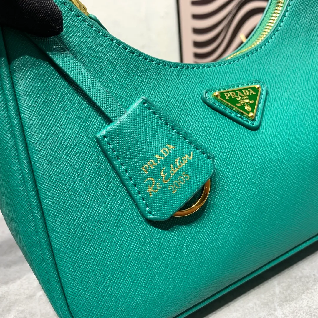 All Categories Official Website "Brand Women's Bags" Women's Bags 💙 PRADA Prada 2022 counter latest hobo women's full leather armpit bag 1BH307 is made of cross-grain cowhide imported from Italy, triangle brand metal hardware, equipped with a small tag keychain, 80 cm adjustable shoulder strap, single shoulder + crossbody + handheld multi-functional carrying method, cloth lining, 175 OEM code. size: