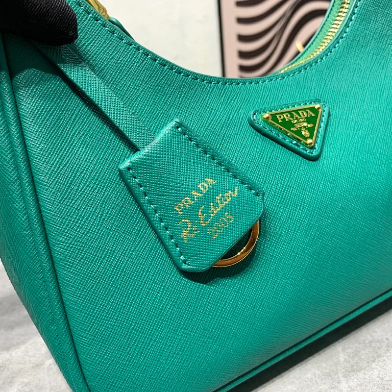 All Categories Official Website "Brand Women's Bags" Women's Bags 💙 PRADA Prada 2022 counter latest hobo women's full leather armpit bag 1BH307 is made of cross-grain cowhide imported from Italy, triangle brand metal hardware, equipped with a small tag keychain, 80 cm adjustable shoulder strap, single shoulder + crossbody + handheld multi-functional carrying method, cloth lining, 175 OEM code. size: