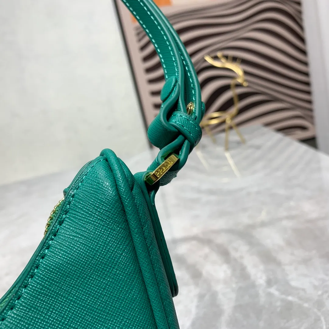 All Categories Official Website "Brand Women's Bags" Women's Bags 💙 PRADA Prada 2022 counter latest hobo women's full leather armpit bag 1BH307 is made of cross-grain cowhide imported from Italy, triangle brand metal hardware, equipped with a small tag keychain, 80 cm adjustable shoulder strap, single shoulder + crossbody + handheld multi-functional carrying method, cloth lining, 175 OEM code. size: