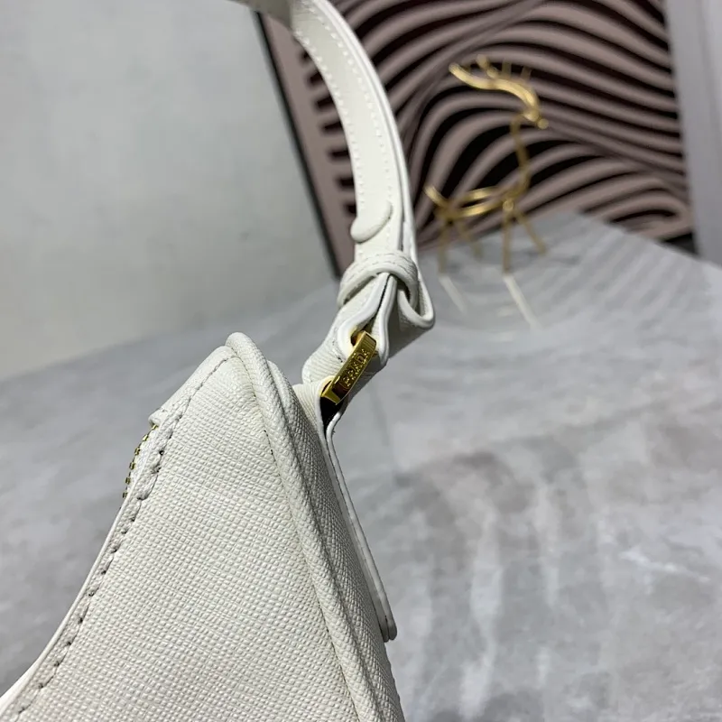 All Categories Official Website "Brand Women's Bags" Women's Bags 💙 PRADA Prada 2022 counter latest hobo women's full leather armpit bag 1BH307 is made of cross-grain cowhide imported from Italy, triangle brand metal hardware, equipped with a small tag keychain, 80 cm adjustable shoulder strap, single shoulder + crossbody + handheld multi-functional carrying method, cloth lining, 175 OEM code. size: