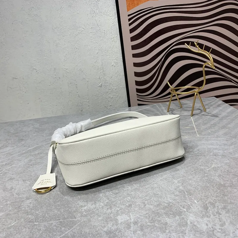 All Categories Official Website "Brand Women's Bags" Women's Bags 💙 PRADA Prada 2022 counter latest hobo women's full leather armpit bag 1BH307 is made of cross-grain cowhide imported from Italy, triangle brand metal hardware, equipped with a small tag keychain, 80 cm adjustable shoulder strap, single shoulder + crossbody + handheld multi-functional carrying method, cloth lining, 175 OEM code. size: