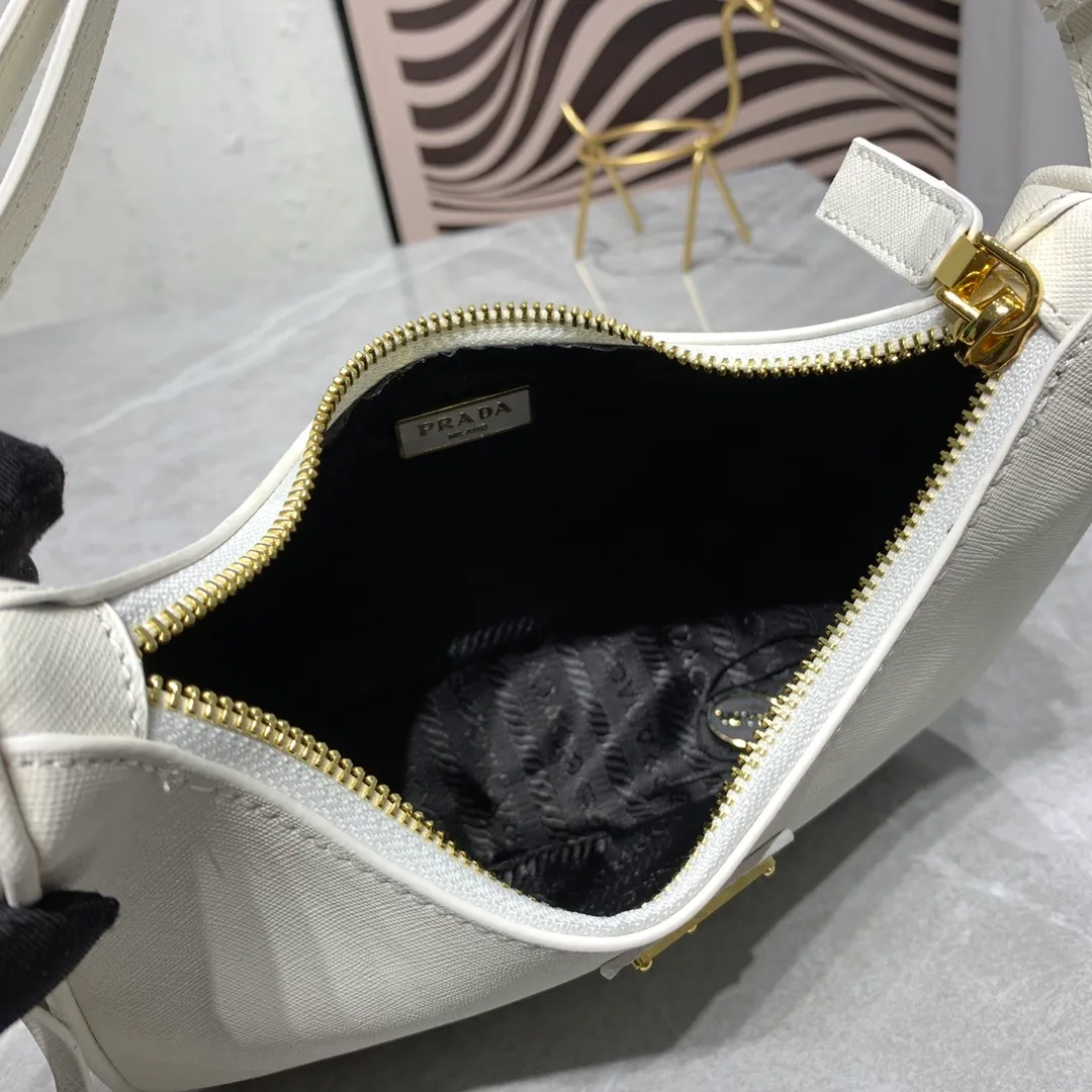 All Categories Official Website "Brand Women's Bags" Women's Bags 💙 PRADA Prada 2022 counter latest hobo women's full leather armpit bag 1BH307 is made of cross-grain cowhide imported from Italy, triangle brand metal hardware, equipped with a small tag keychain, 80 cm adjustable shoulder strap, single shoulder + crossbody + handheld multi-functional carrying method, cloth lining, 175 OEM code. size: