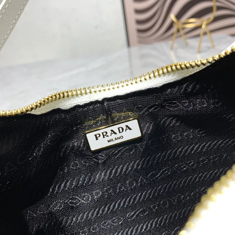 All Categories Official Website "Brand Women's Bags" Women's Bags 💙 PRADA Prada 2022 counter latest hobo women's full leather armpit bag 1BH307 is made of cross-grain cowhide imported from Italy, triangle brand metal hardware, equipped with a small tag keychain, 80 cm adjustable shoulder strap, single shoulder + crossbody + handheld multi-functional carrying method, cloth lining, 175 OEM code. size: