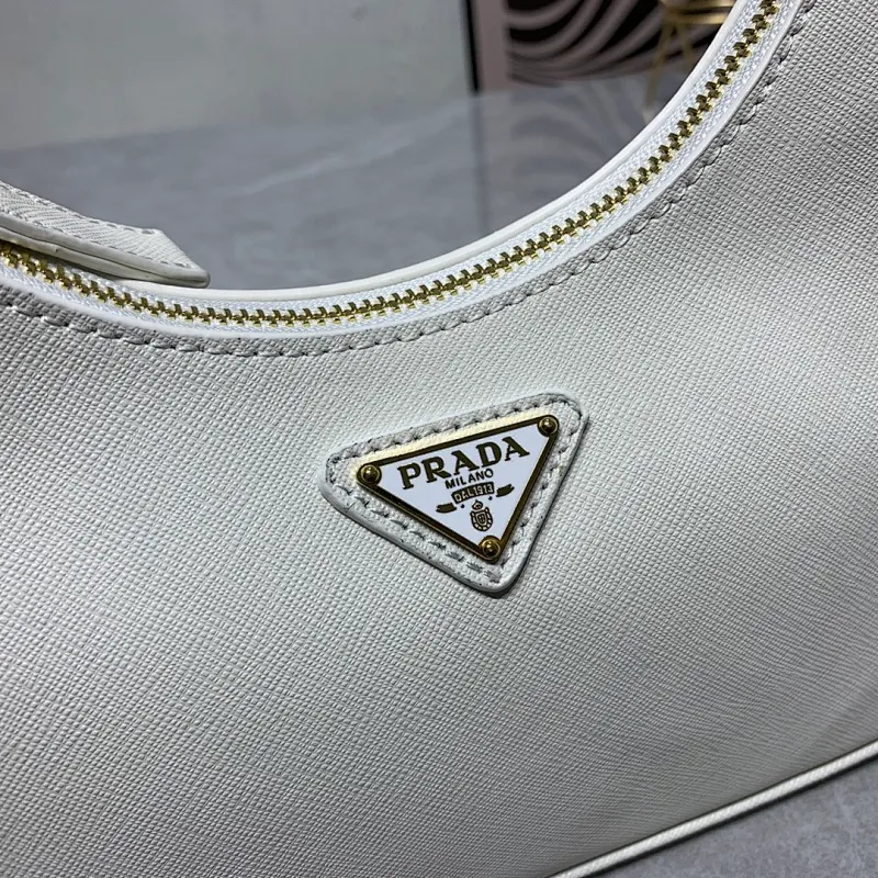 All Categories Official Website "Brand Women's Bags" Women's Bags 💙 PRADA Prada 2022 counter latest hobo women's full leather armpit bag 1BH307 is made of cross-grain cowhide imported from Italy, triangle brand metal hardware, equipped with a small tag keychain, 80 cm adjustable shoulder strap, single shoulder + crossbody + handheld multi-functional carrying method, cloth lining, 175 OEM code. size: