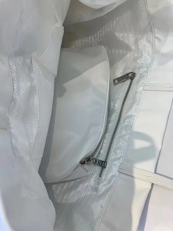 All categories Official website "Brand Women's Bags" Women's Bags 💙 PRADA 2022 Official New Prada Handbag Wholesale 58001400 High Quality Specifications: 40-34-16CM