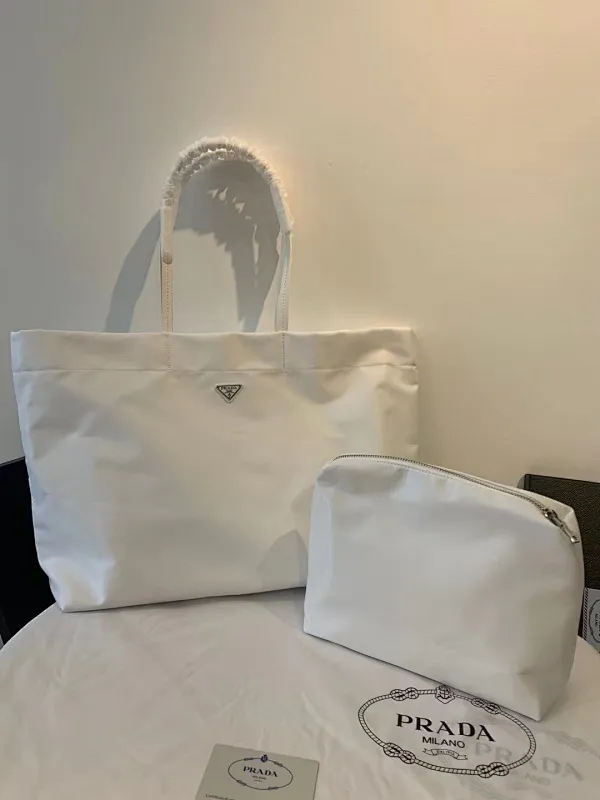 All categories Official website "Brand Women's Bags" Women's Bags 💙 PRADA 2022 Official New Prada Handbag Wholesale 58001400 High Quality Specifications: 40-34-16CM