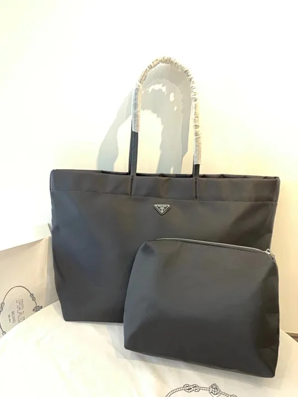 All categories Official website "Brand Women's Bags" Women's Bags 💙 PRADA 2022 Official New Prada Handbag Wholesale 58001400 High Quality Specifications: 40-34-16CM