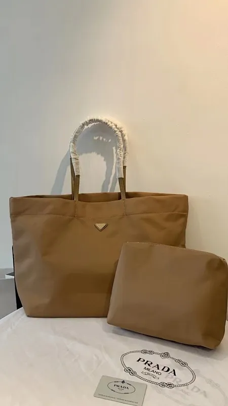 All categories Official website "Brand Women's Bags" Women's Bags 💙 PRADA 2022 Official New Prada Handbag Wholesale 58001400 High Quality Specifications: 40-34-16CM