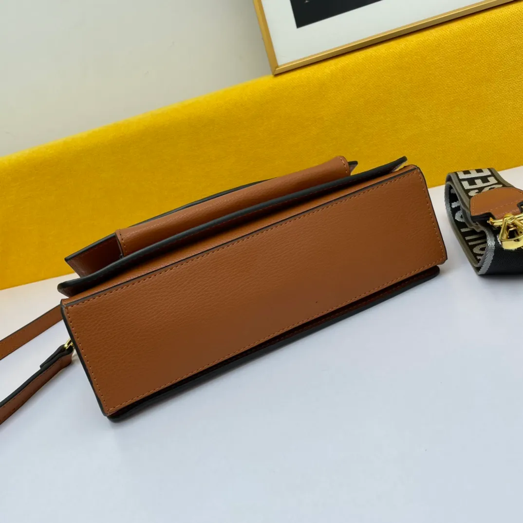 All categories Official website "Brand Women's Bags" Women's Bags 💙 PRADA 2022 official new Prada leather crossbody bag wholesale 58002300 High quality Size: 27-17-10CM
