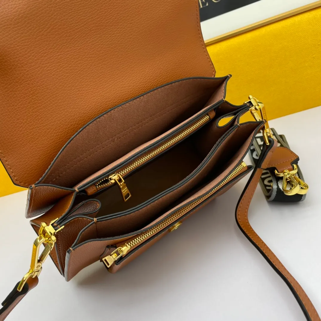 All categories Official website "Brand Women's Bags" Women's Bags 💙 PRADA 2022 official new Prada leather crossbody bag wholesale 58002300 High quality Size: 27-17-10CM