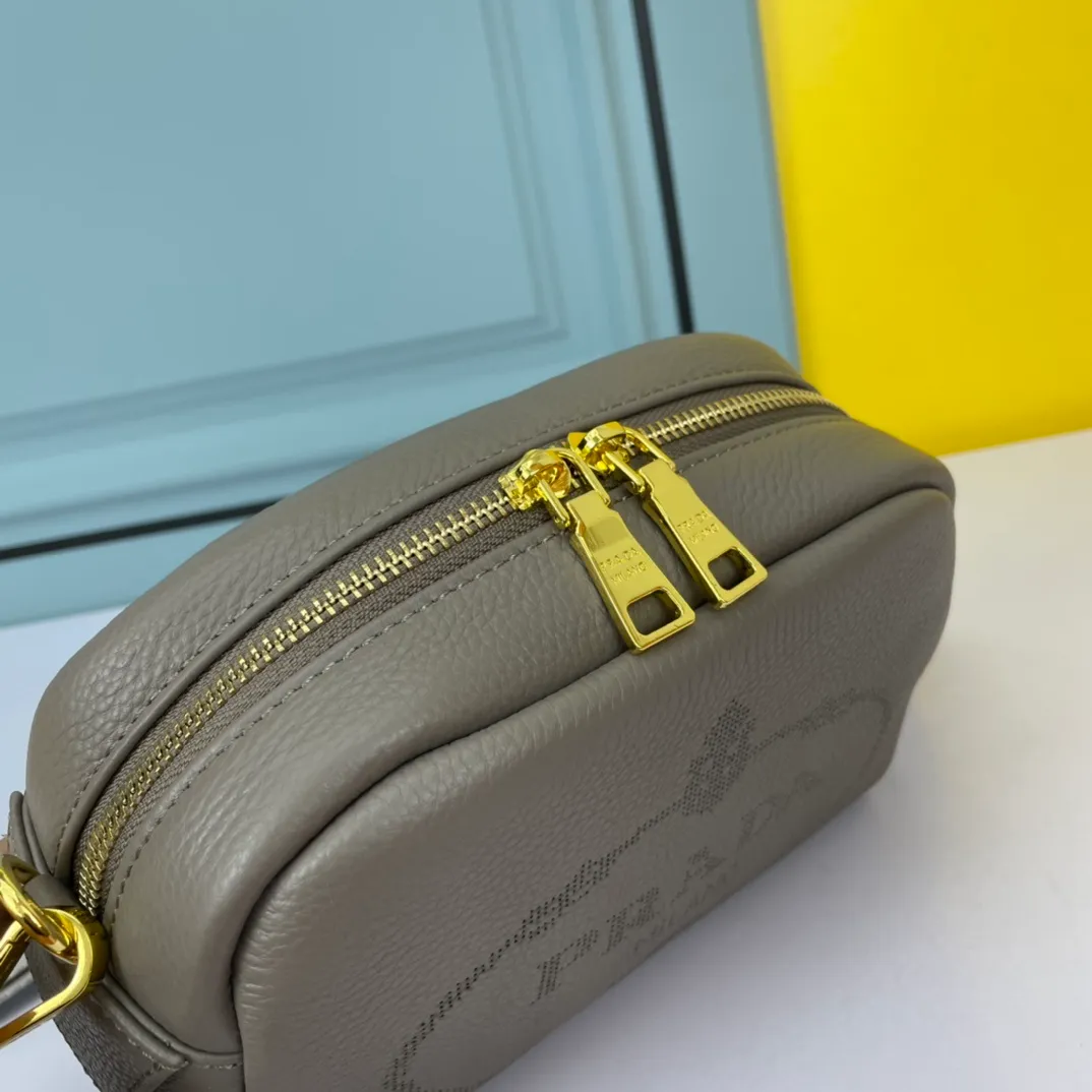 All categories Official website "Brand Women's Bags" Women's Bags 💙 PRADA replica PRADA, fine imitation PRADA bags, PRADA shoulder bags, 2023 official latest version PRADA cowhide camera bag, bag factory, original material, size: 21-14-8CM