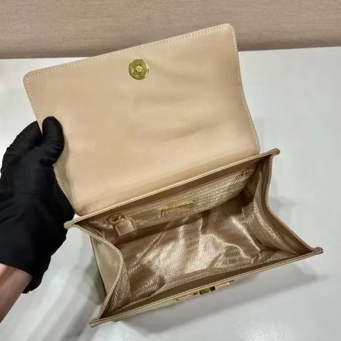 All categories Official website "Brand Women's Bags" Women's Bags 💙 PRADA 2022 official new Prada handbag wholesale Original order quality 58003800 Size: 21-17-12Cm