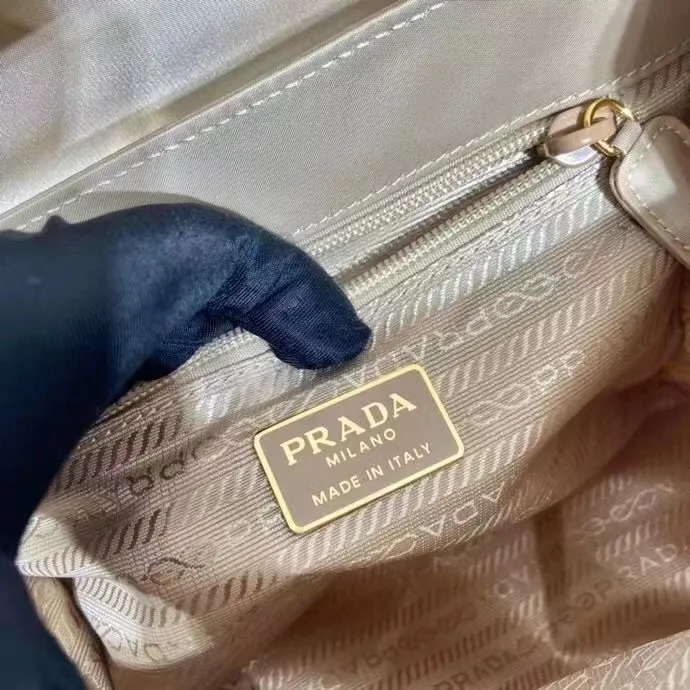 All categories Official website "Brand Women's Bags" Women's Bags 💙 PRADA 2022 official new Prada handbag wholesale Original order quality 58003800 Size: 21-17-12Cm