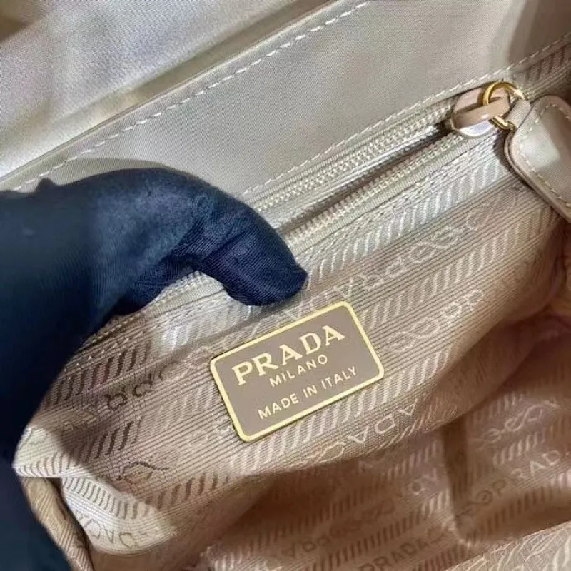 All categories Official website "Brand Women's Bags" Women's Bags 💙 PRADA 2022 official new Prada handbag wholesale Original order quality 58003800 Size: 21-17-12Cm