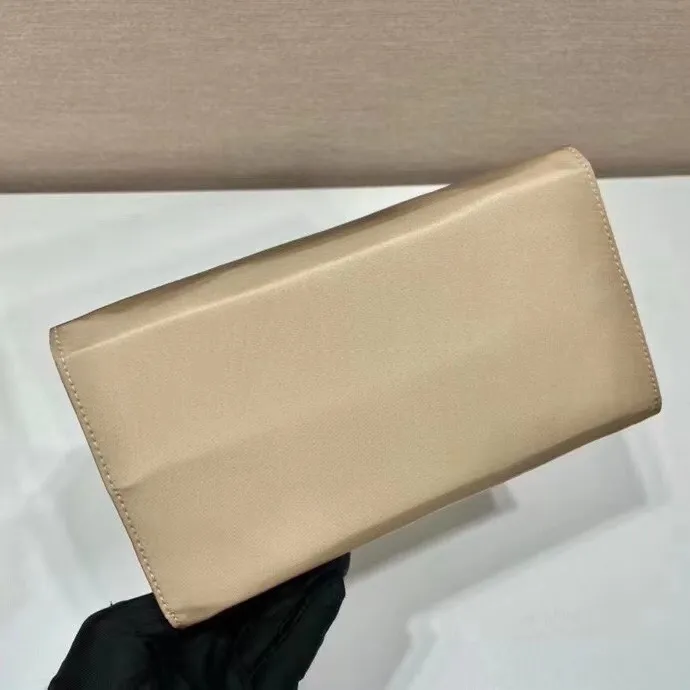 All categories Official website "Brand Women's Bags" Women's Bags 💙 PRADA 2022 official new Prada handbag wholesale Original order quality 58003800 Size: 21-17-12Cm
