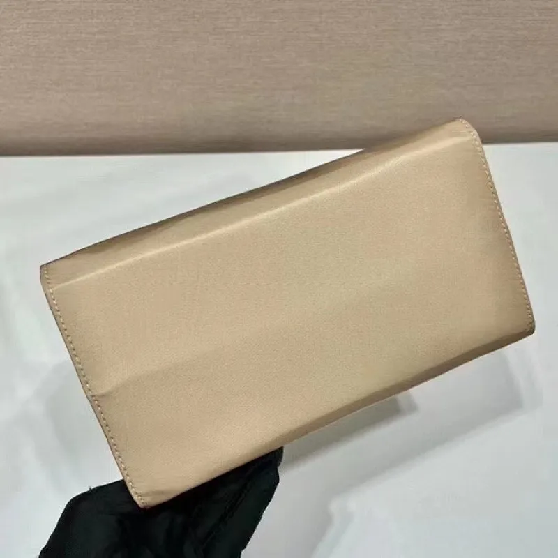 All categories Official website "Brand Women's Bags" Women's Bags 💙 PRADA 2022 official new Prada handbag wholesale Original order quality 58003800 Size: 21-17-12Cm