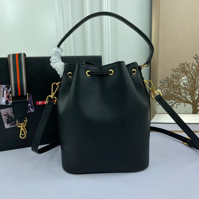 All categories Official website "Brand Women's Bags" Women's Bags 💙 PRADA 2022 official new Prada calfskin pebbled crossbody bag wholesale 58002300 High quality Size: 21-25-15CM